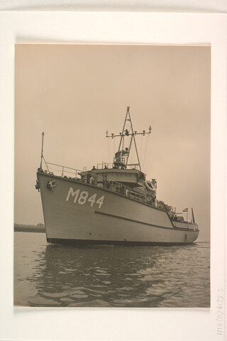 S.5219(12)0131; Foto's van de onder MDAP-voorwaarden gebouwde houten kustmijnenveger Hr.Ms. 'Rhenen' (M 844) bij de ASM te Arnhem; fotoreportage