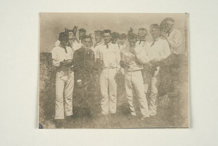 S.7143(1242)a; Klassenfoto gemaakt tijdens de eerste partij van de groep 1900-1903 op de toren van de Kweekschool voor de Zeevaart; foto