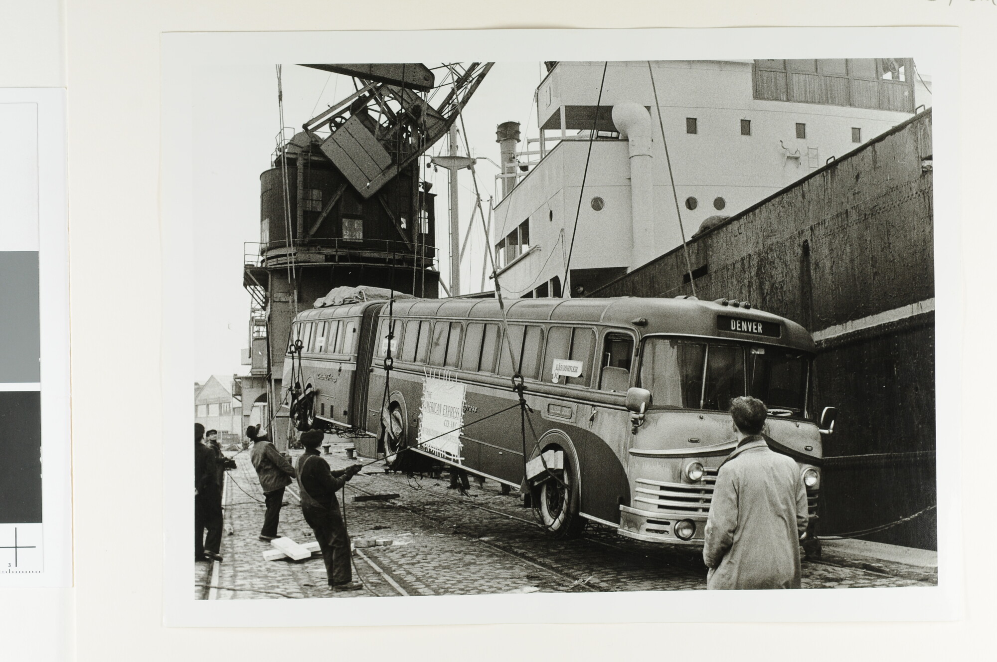 S.7032(013); Fotos van het hijsen van autobussen voor Continental Trailways van de kade [...]; fotoreportage