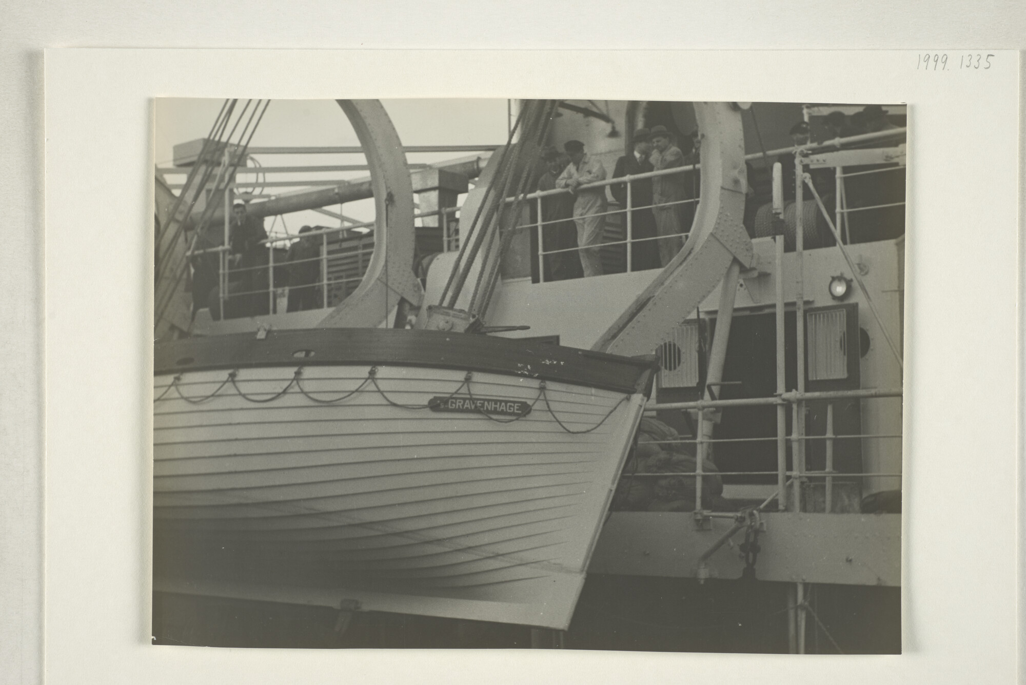 1999.1335; 'Zelfs met ingedraaide davits kan de sloep te water gebracht worden via de [...]; foto