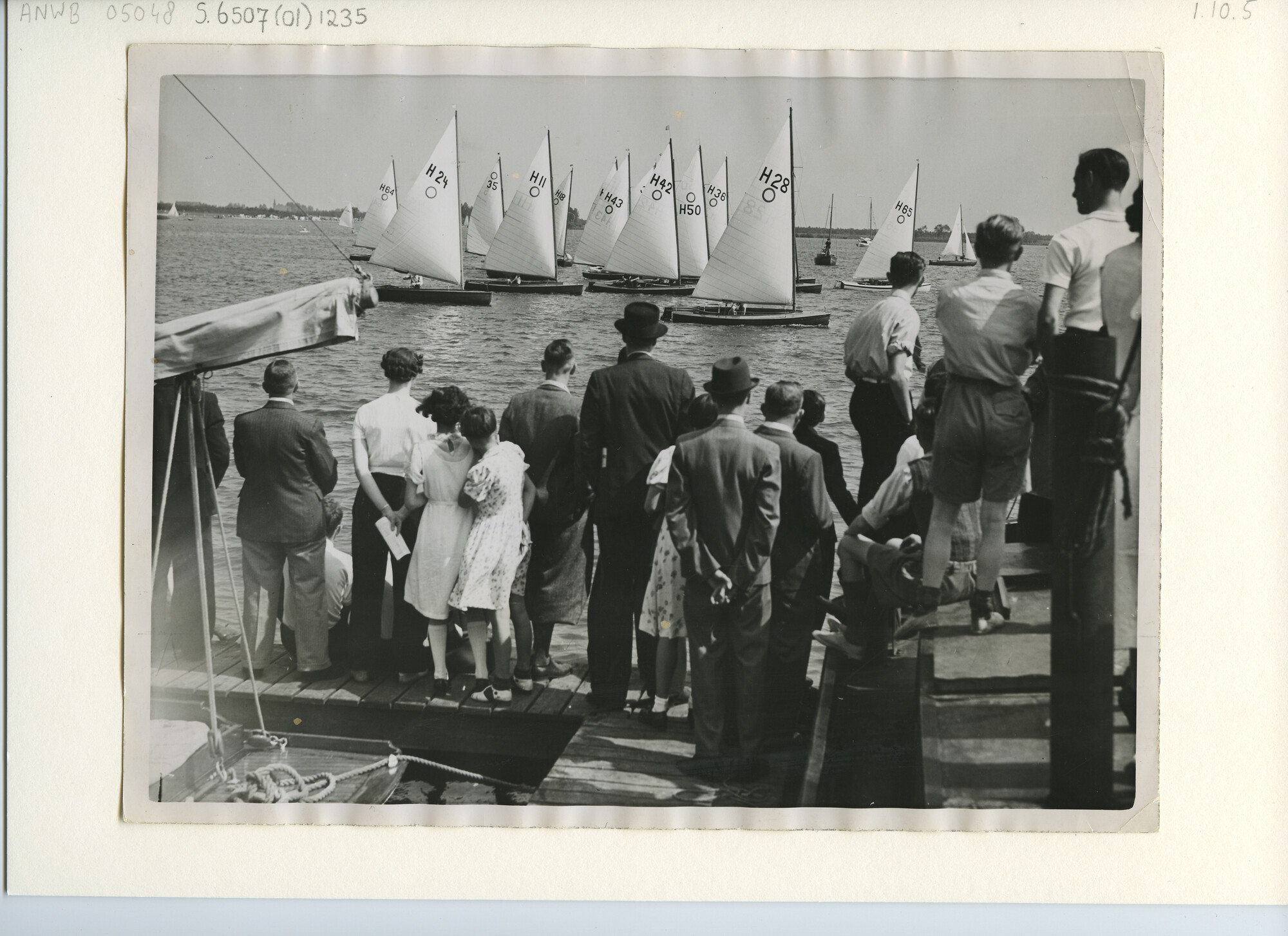 S.6507(01)1235; Foto start Olympia-jollen tijdens zeilwedstrijden van de Rotterdamse zeilvereniging op de Kralingse Plas; foto