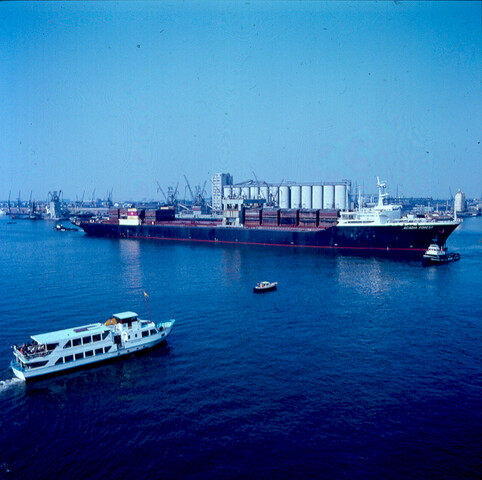 S.9100(4607); Dia van het Noorse LASH-schip ms. Arcadia Forest in de Vlothaven te [...]; diapositief