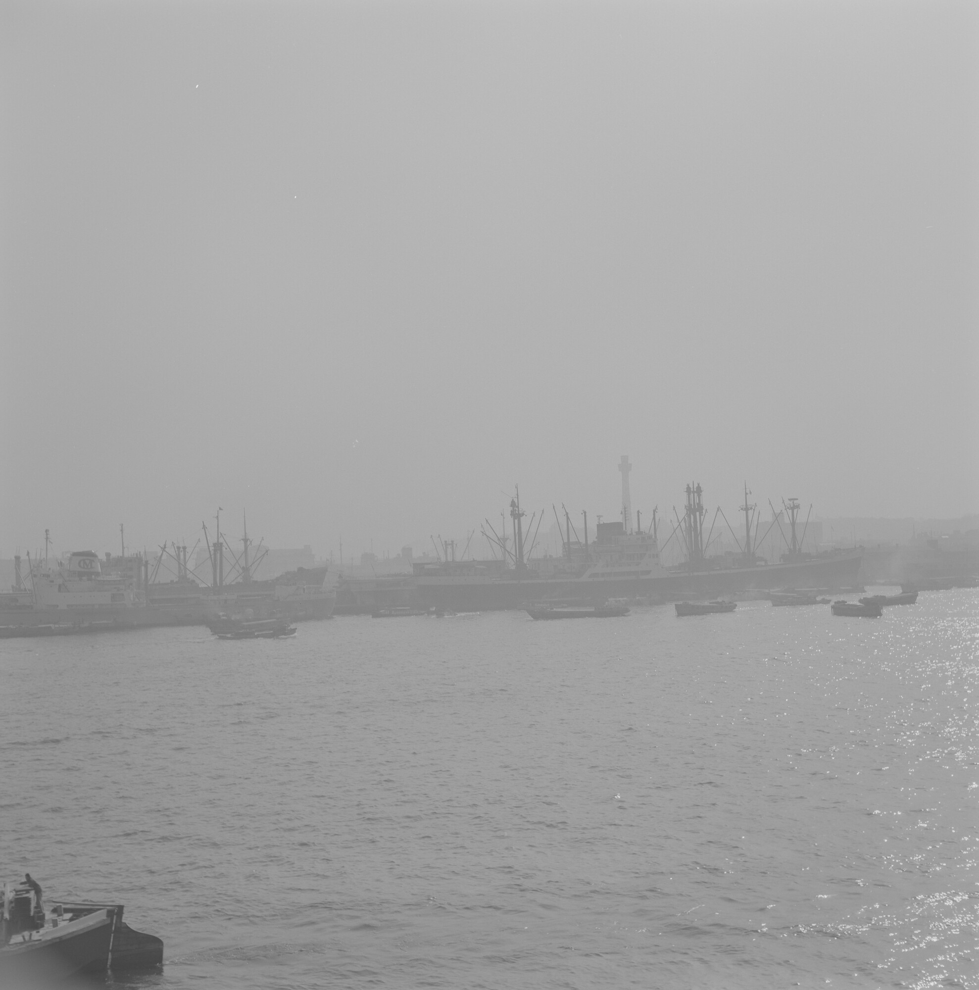 2015.1585; Negatief van ms. Neder Weser in de haven van Yokohama; negatief