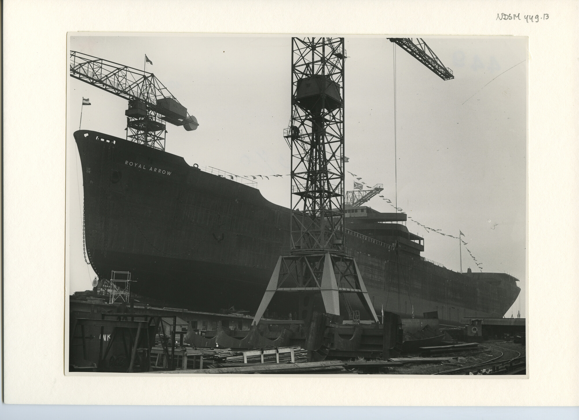 S.5444(2312)2; Foto van de tewaterlating van de Britse tanker ts. Royal Arrow ; foto