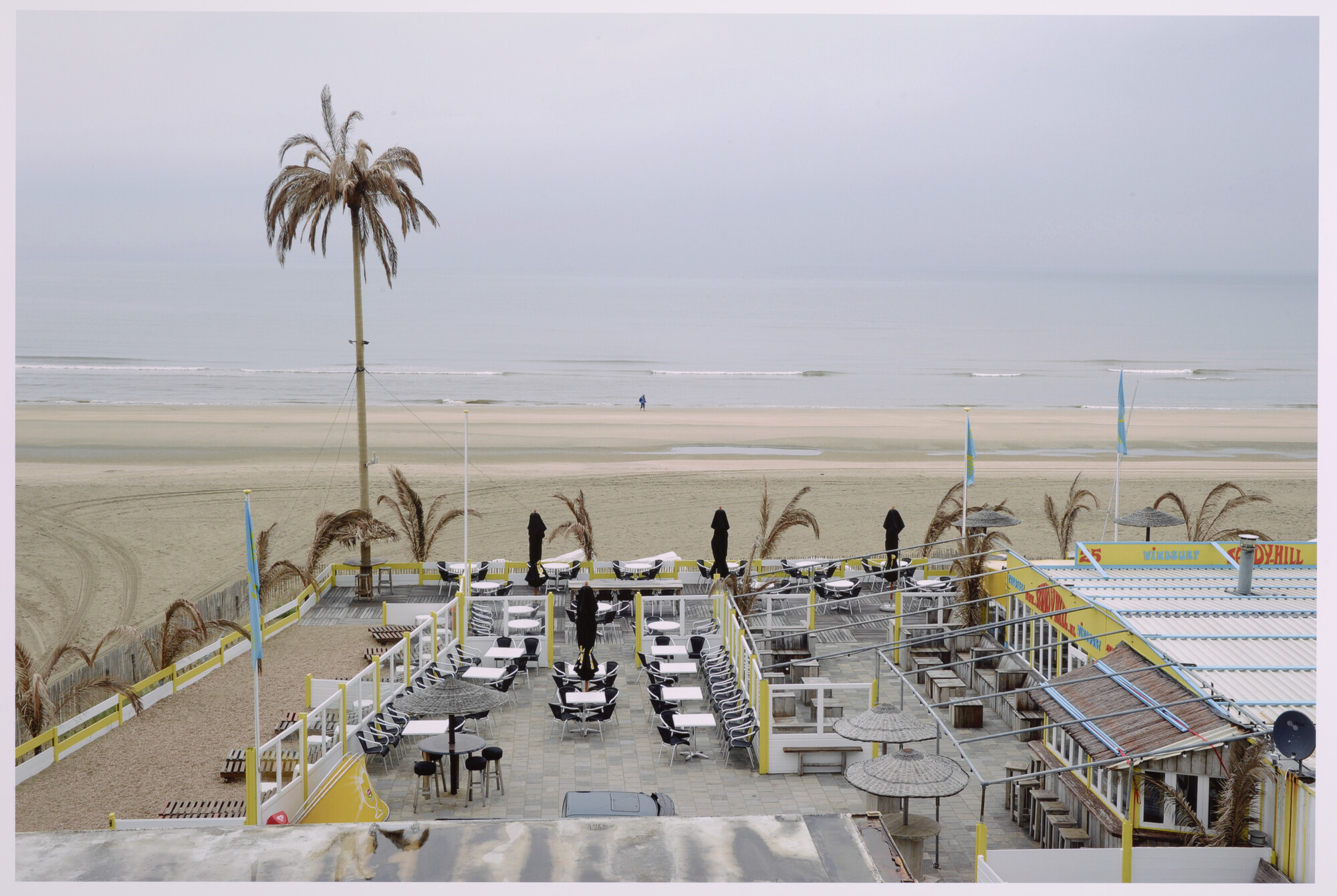 2013.0687; Kleurenfoto van een lege strandtent op het strand van Bloemendaal, 2010; foto