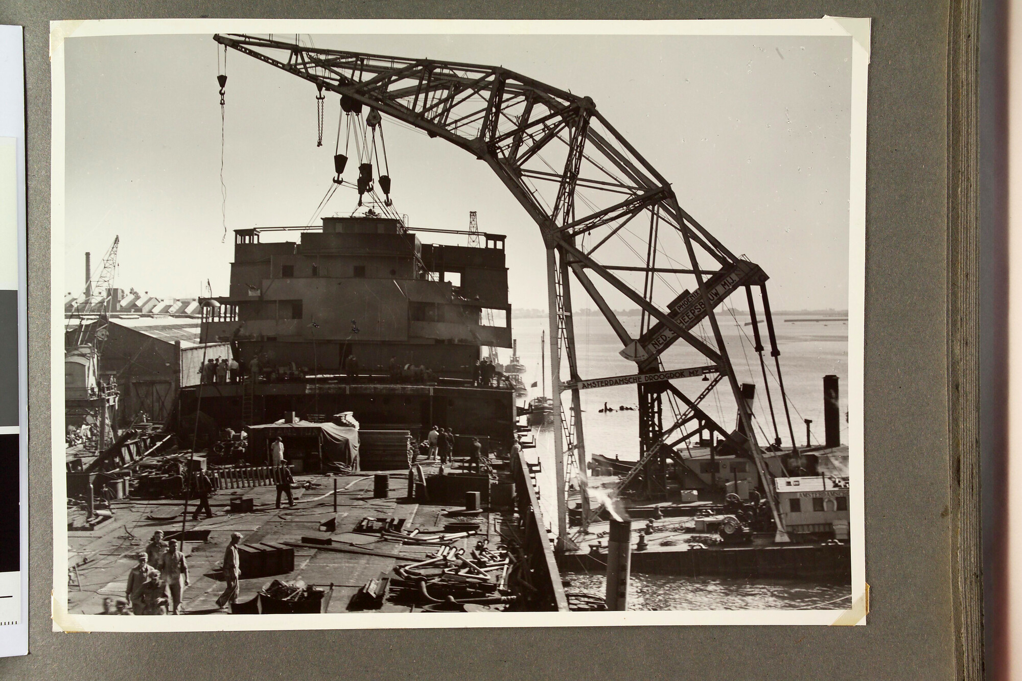 S.7060; Album met fotos van de verbouwing bij de ADM van de Pan Gothia tot het walvismoederschip ms. Willem Barendsz (I); fotoalbum