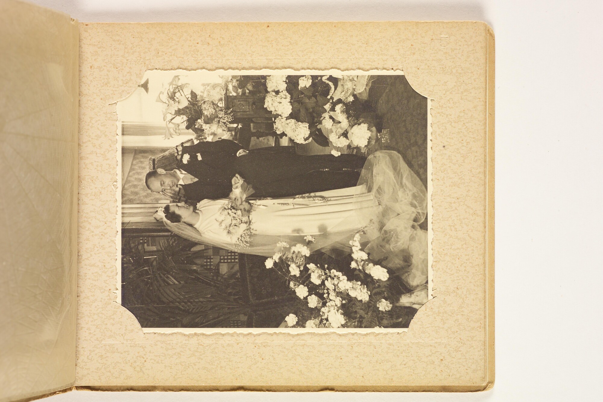 S.5548(096); Album van J.D. van Schooten met foto's van zijn huwelijk 26 april 1939 te; fotoalbum