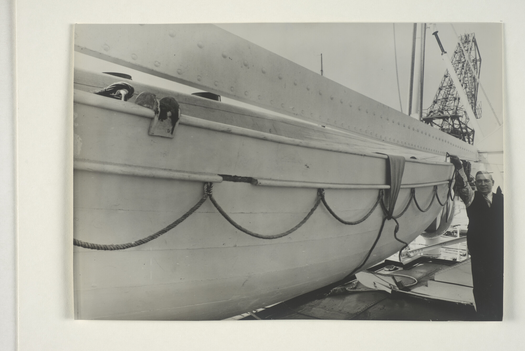 1999.1375; Fotos van het opmeten van de afstand tussen het boord van de sloep en davit [...]; fotoreportage