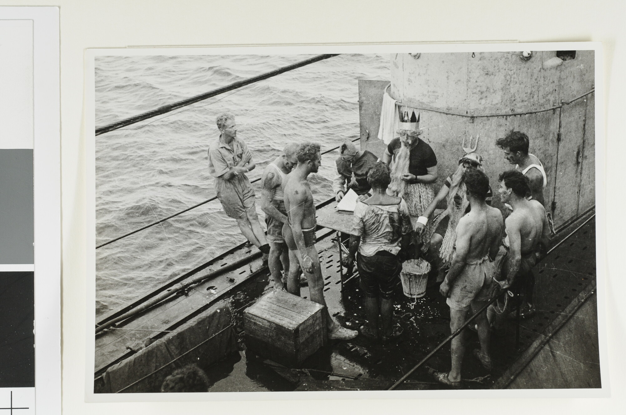1992.1485; Neptunus en z'n helpers aan boord van de onderzeeboot Hr.Ms. 'K XVIII'; foto