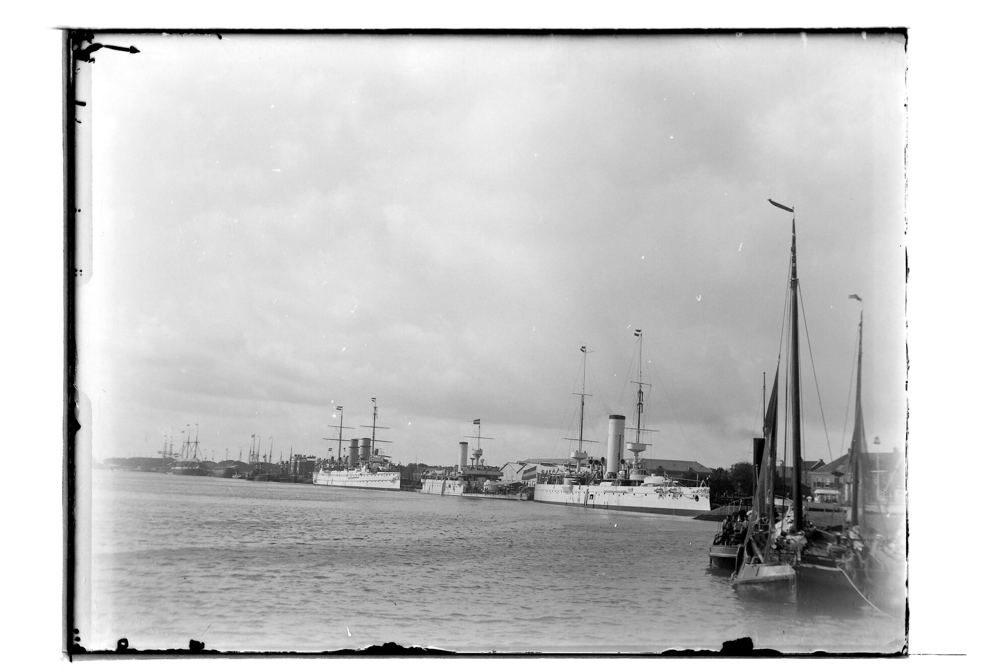 S.3319(249)a; Pantserdekschip Hr.Ms. "Noordbrabant"  en andere oorlogsschepen in Den Helder; negatief