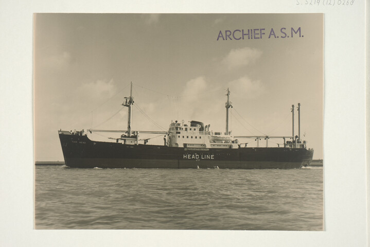 S.5219(12)0268; Foto's van de proeftocht van het Noord-Ierse (Laker) vrachtschip ms. 'Fair Head' van de Ulster Steamship Compagny gezien op de Nieuwe Waterweg richting zee; fotoreportage