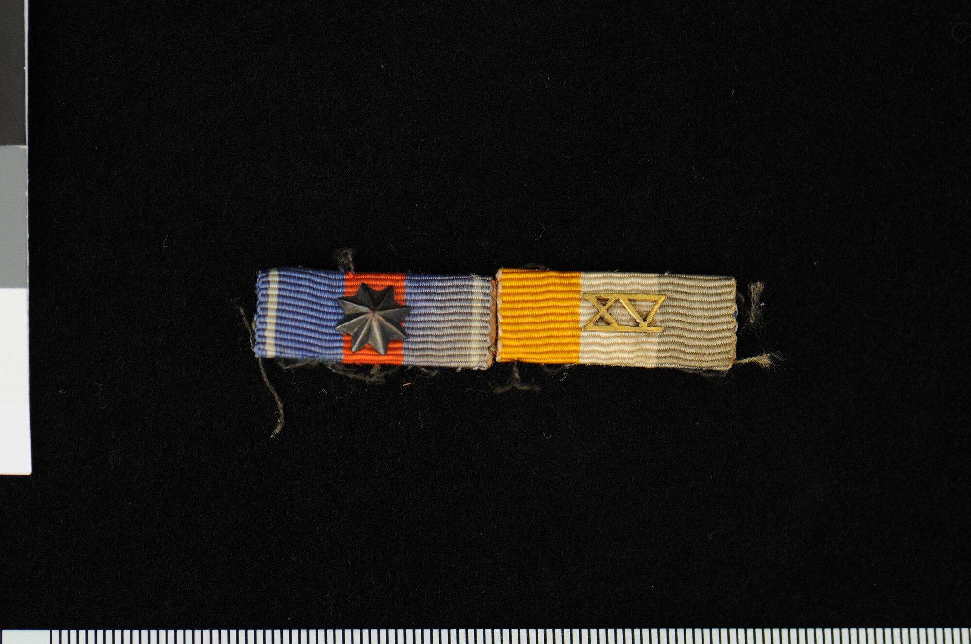 1999.3802; Gesp met twee batons, circa 1951; baton