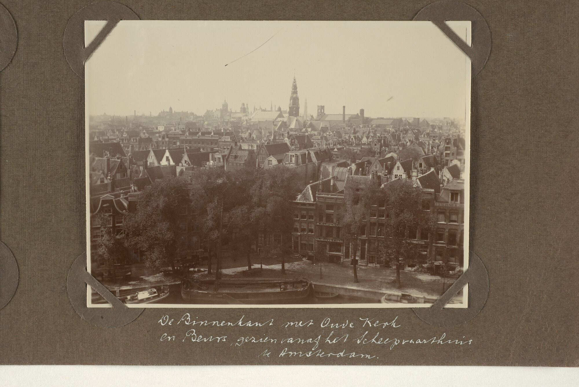 1997.1438; Zes losse bladen uit een fotoalbum van L.L. Bergsma met voornamelijk 'kiekjes'; foto