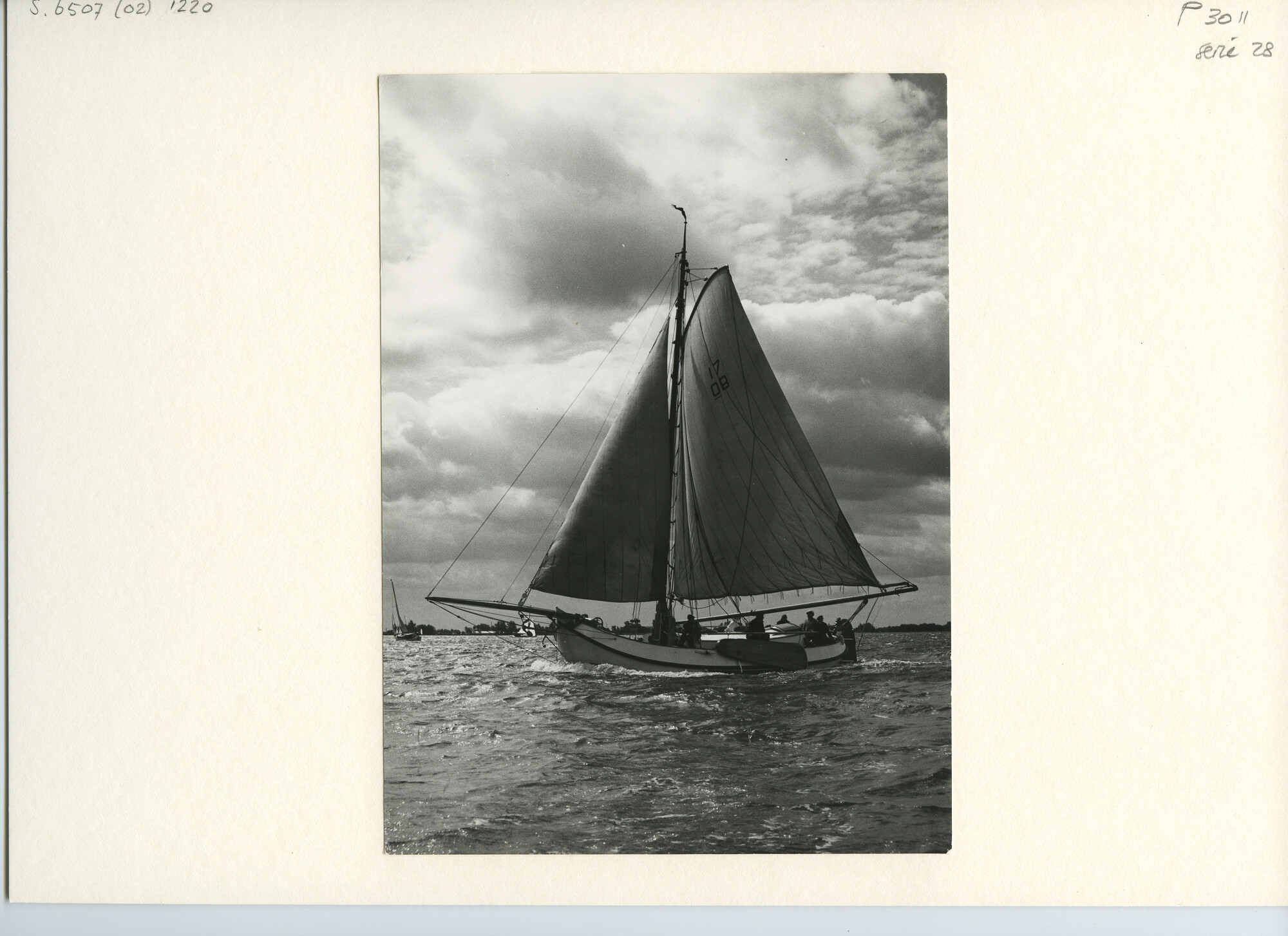 S.6507(02)1220.01; Zwart-wit foto van de lemsteraak Margaretha (17 OB) tijdens een wedstrijd op de Westeinderplassen, 1962; foto