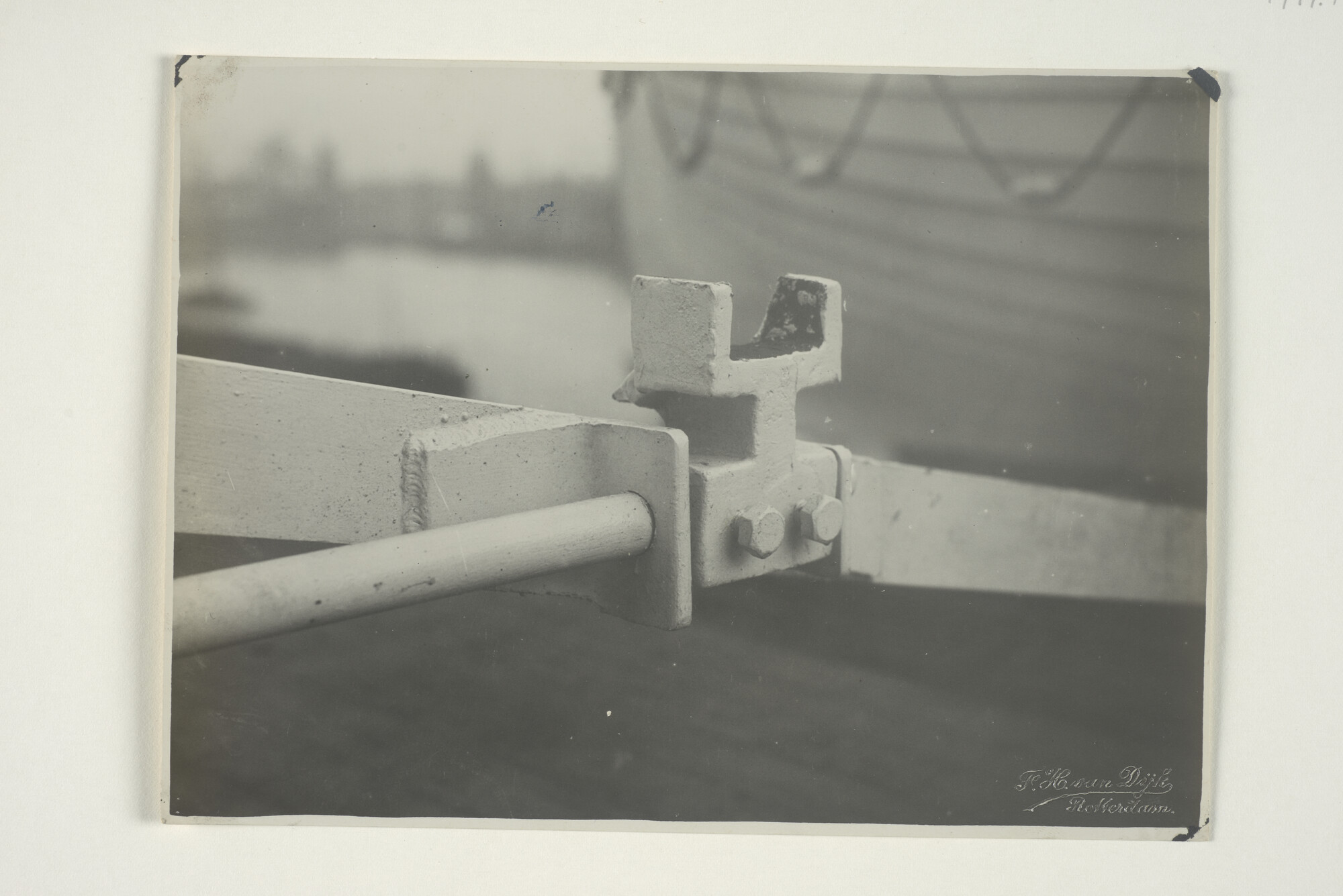 1999.1430; Detailfotos van de glijspanten volgens het Schat-patent aan boord van het [...]; fotoreportage