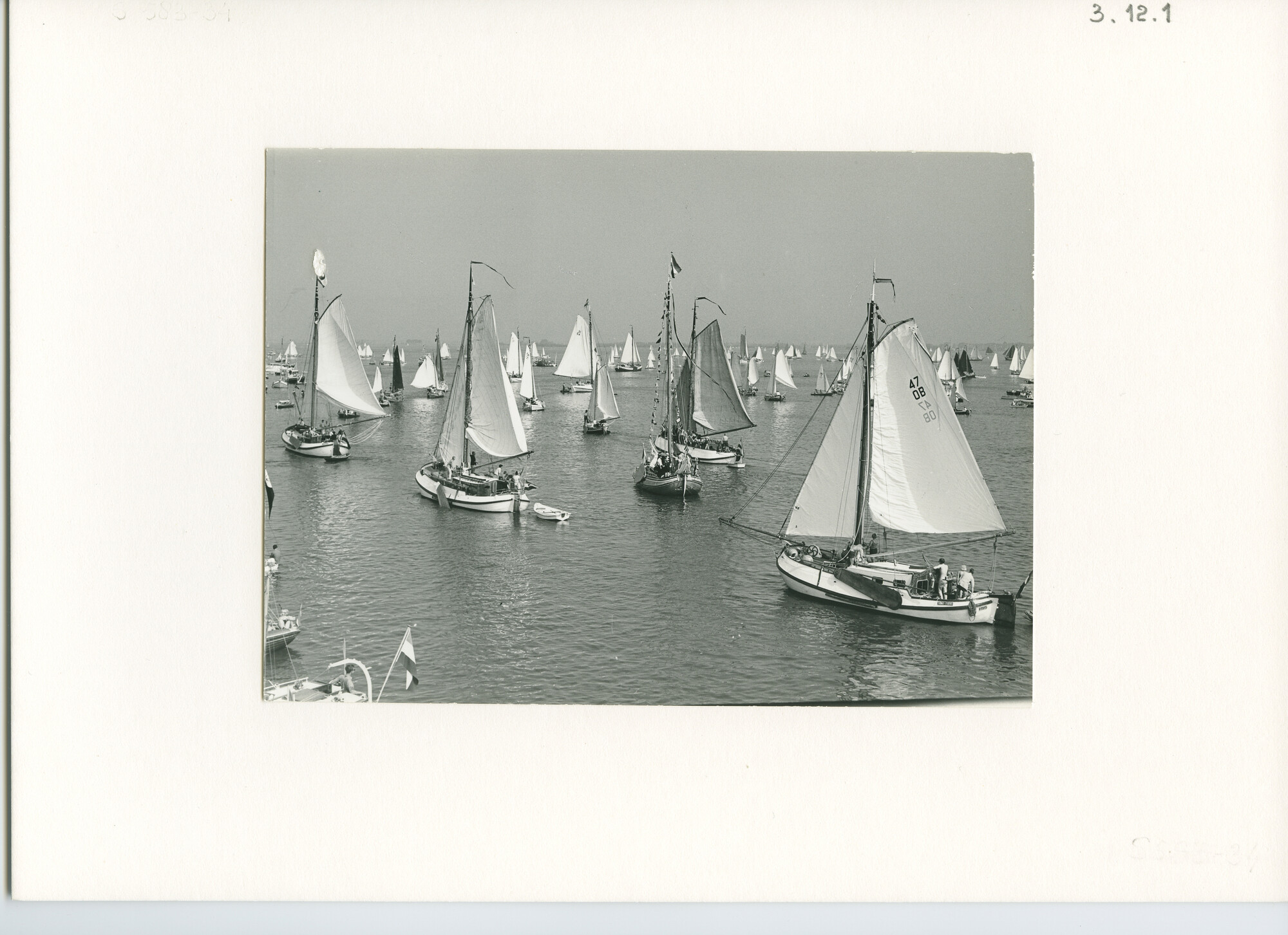 S.6507(01)0933; reunie ronde- en platbodemjachten 1965 op het Sneekermeer; foto