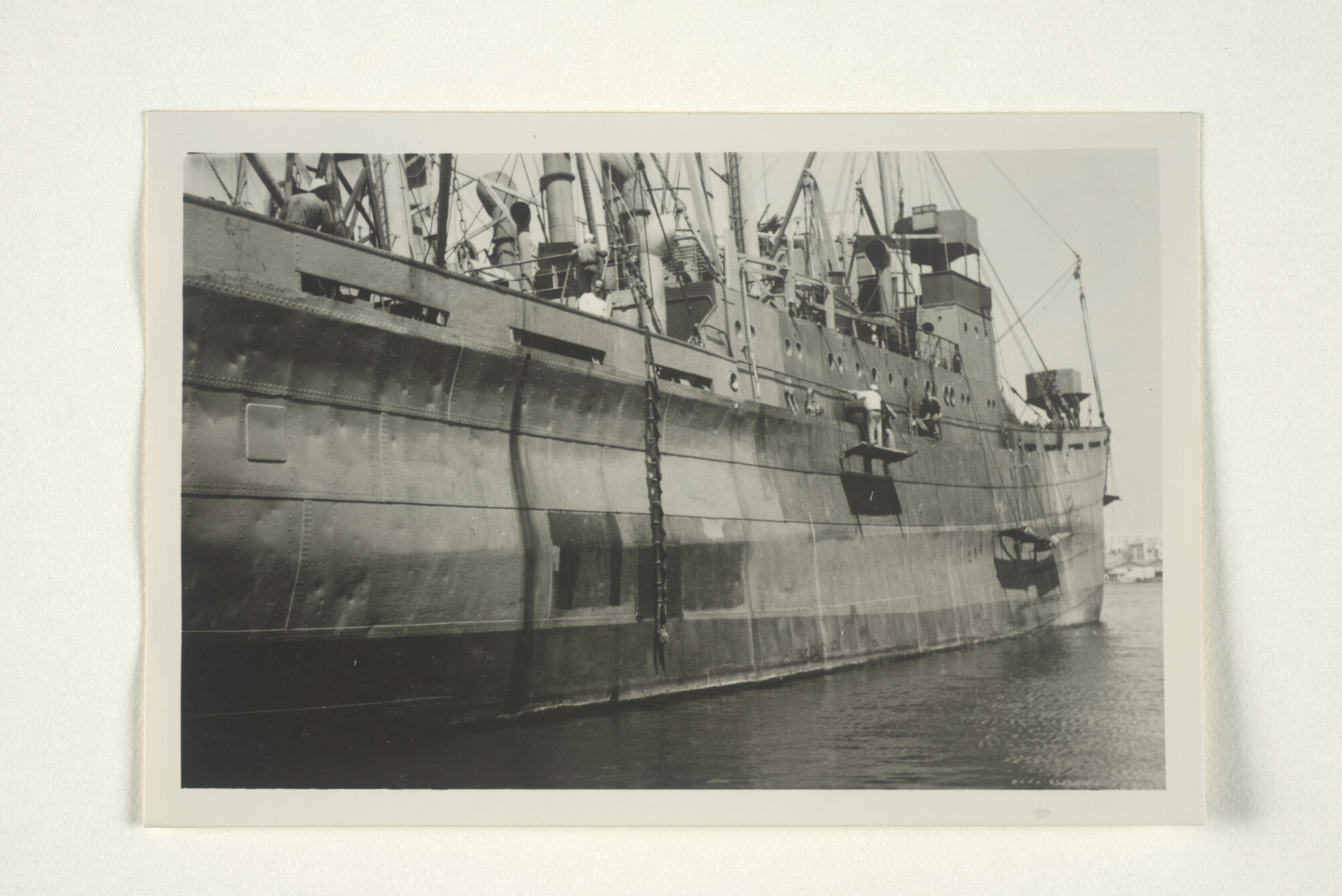2000.3418; Foto's van het vrachtschip ss. 'Trajanus' van de KNSM, mei 1943; fotoreportage