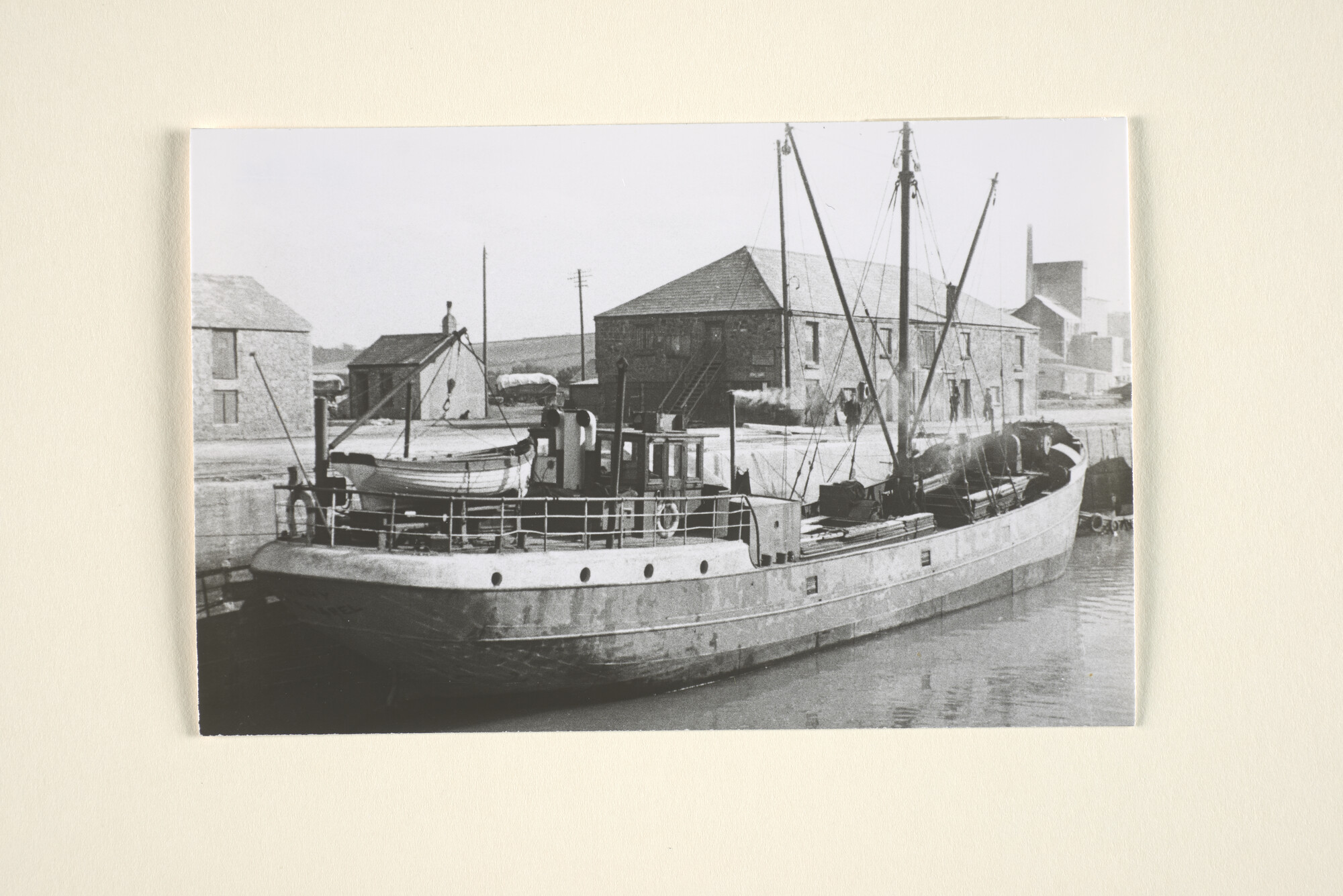 1996.2302; De coaster ms. 'Mary' van E. Bossema ligt afgemeerd aan een kade in een buitenlandse haven (Achteraanzicht); foto