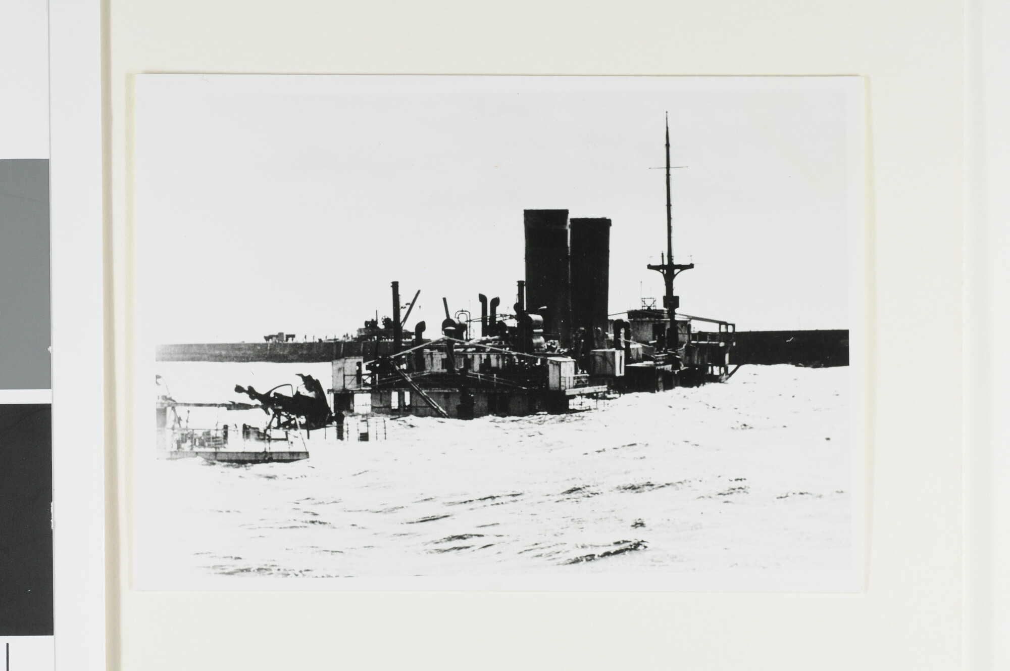 A.4743(18); Foto's van het mailschip ss. 'Jan Pieterszoon Coen' van de SMN als blokschip in de havenmond van IJmuiden; fotoreportage