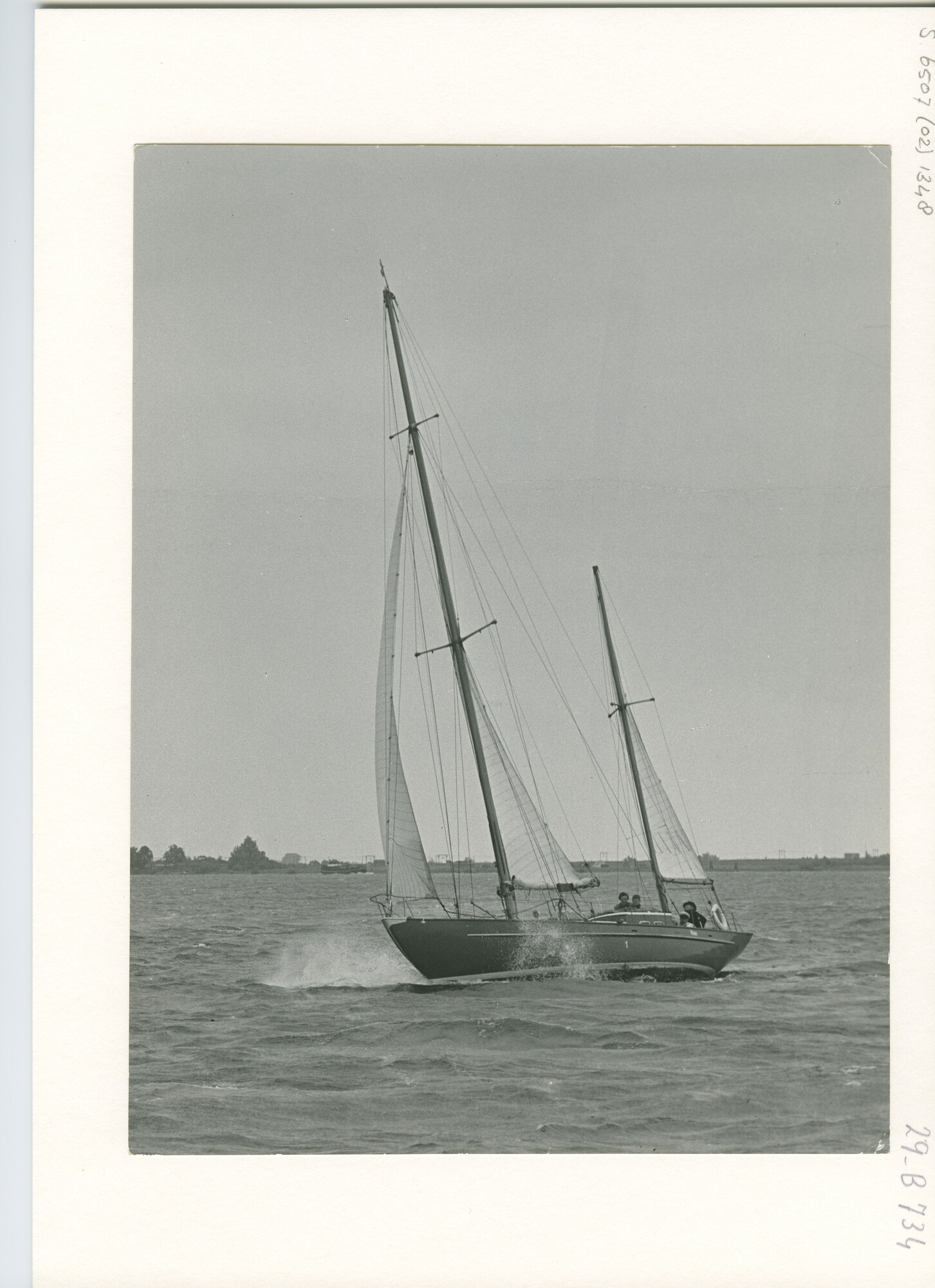 S.6507(02)1348.02; Zwart-wit foto van een zwaar gereefd houten torensloep; foto