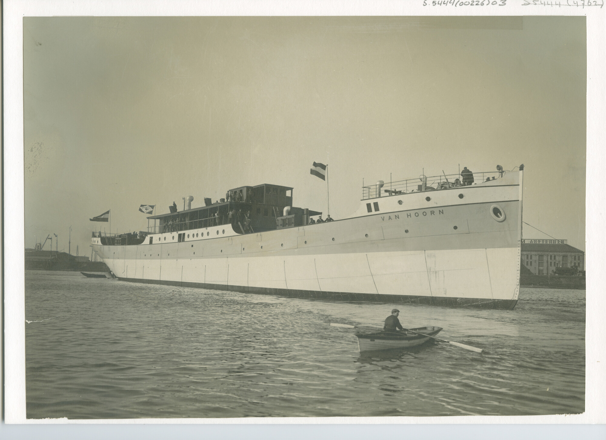 S.5444(0226)3; Foto van de tewaterlating van het vracht- en passagiersschip ss. Van Hoorn; foto