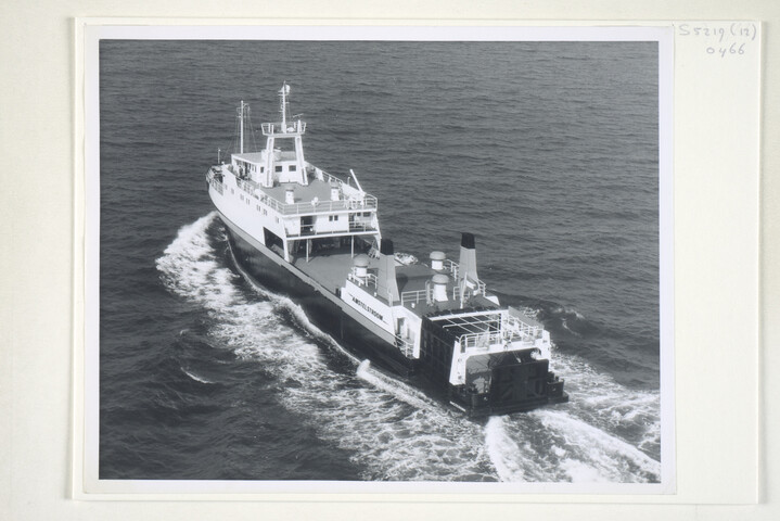 S.5219(12)0466; Luchtfoto's van het Ro-Ro vrachtschip ms. 'Amstelstroom', gebouwd bij de ASM, gezien op de Noordzee op weg naar een Britse haven bakboordaanzicht; fotoreportage