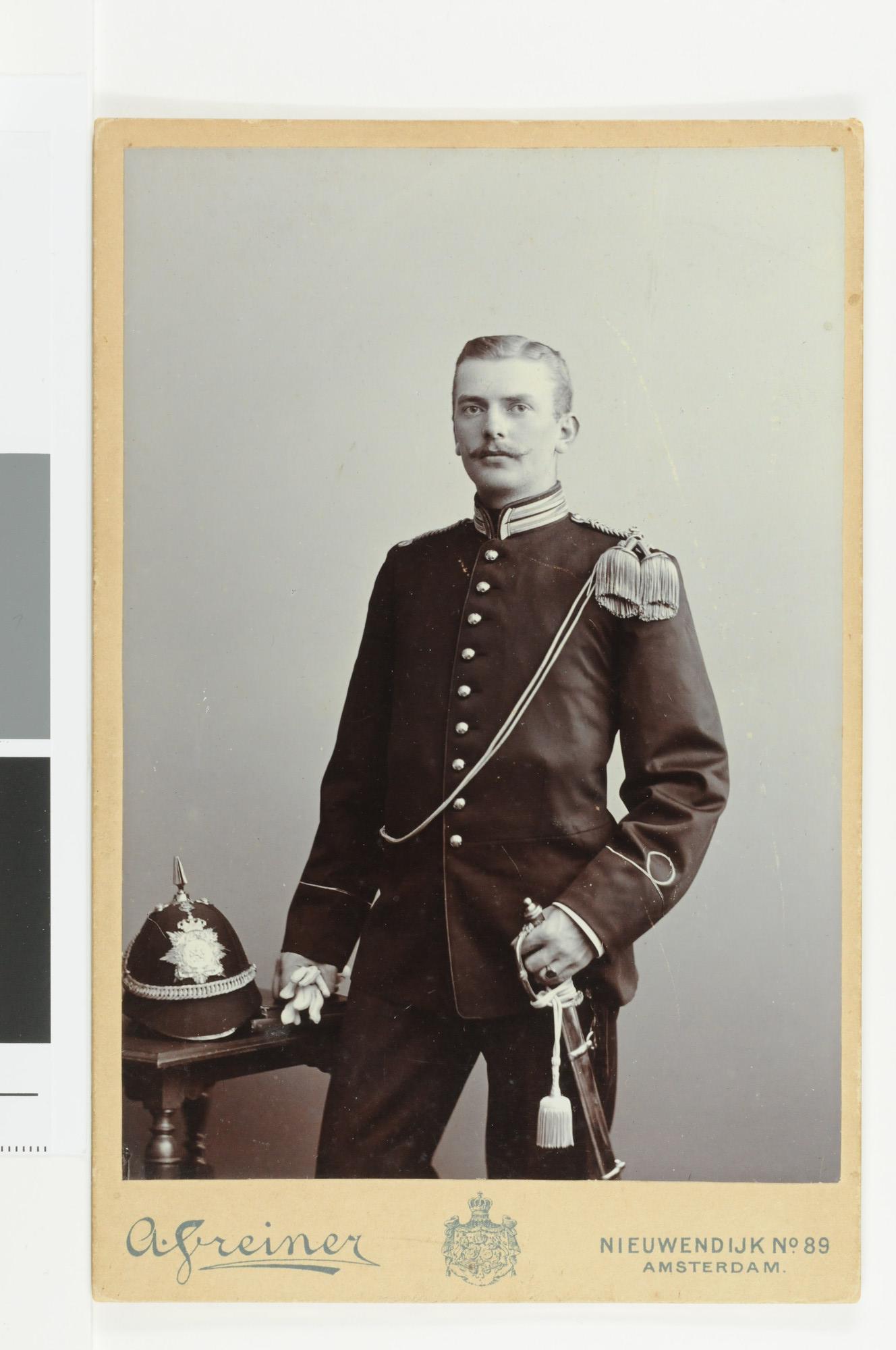 1999.1180; Portretfoto van C.R. van Blijenburgh (1878-1971), 2e luitenant der Mariniers; foto