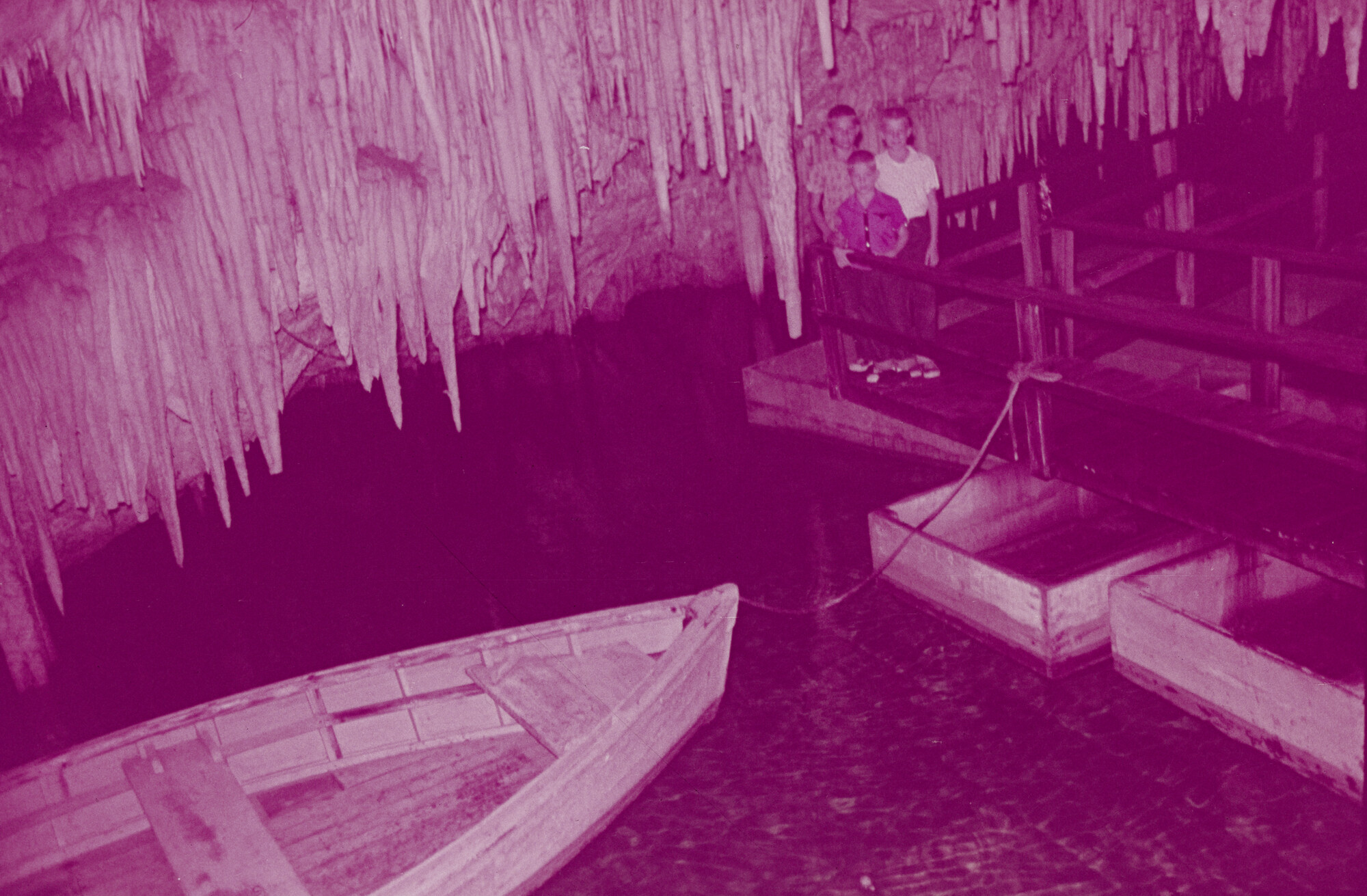 2015.0791; Dia van drie jongens in de Crystal Caves op Bermuda; diapositief