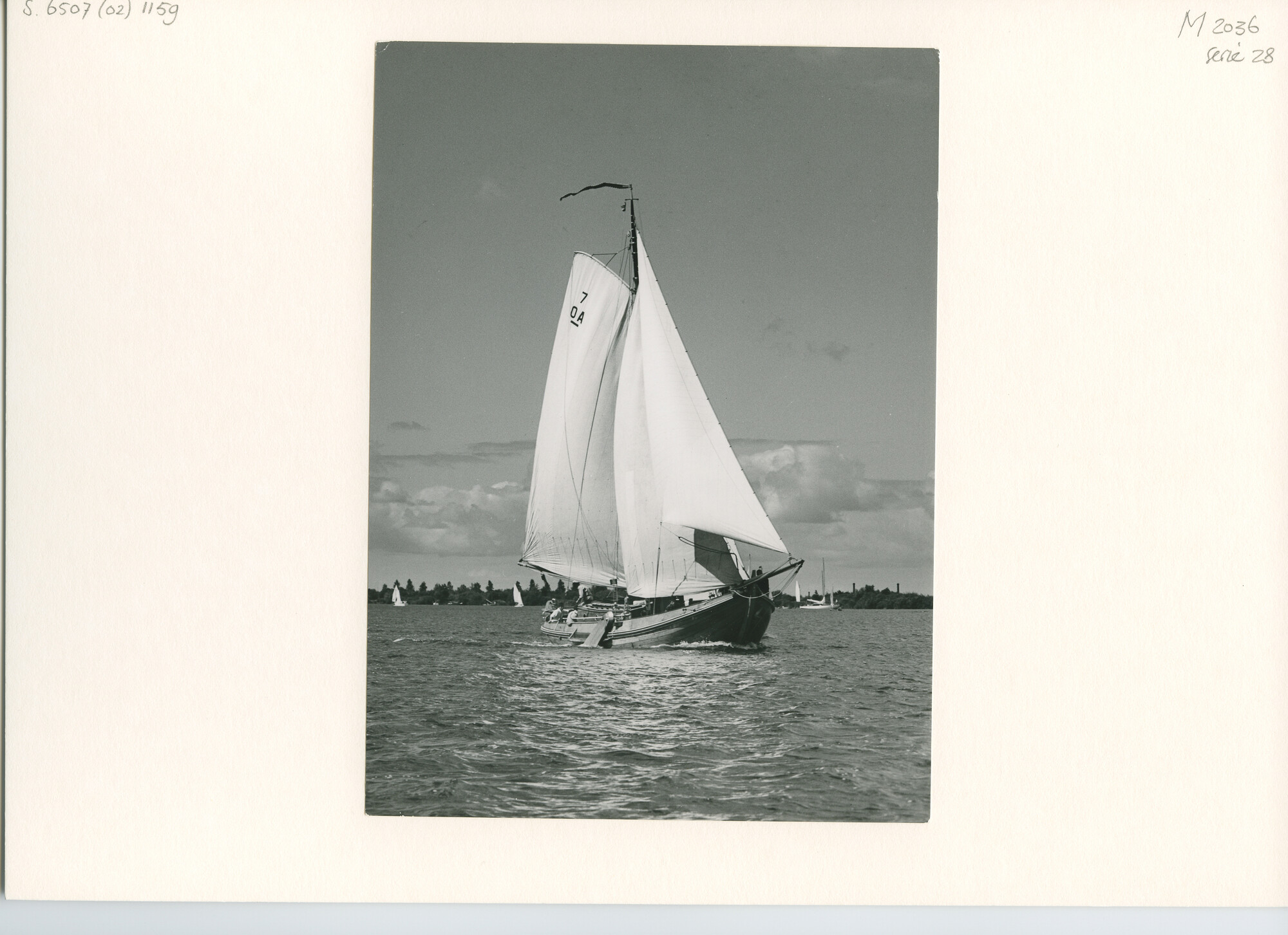 S.6507(02)1159.01; Zwart-wit foto van de botter Hollantsche Leeuw (7 OA) tijdens een wedstrijd; foto