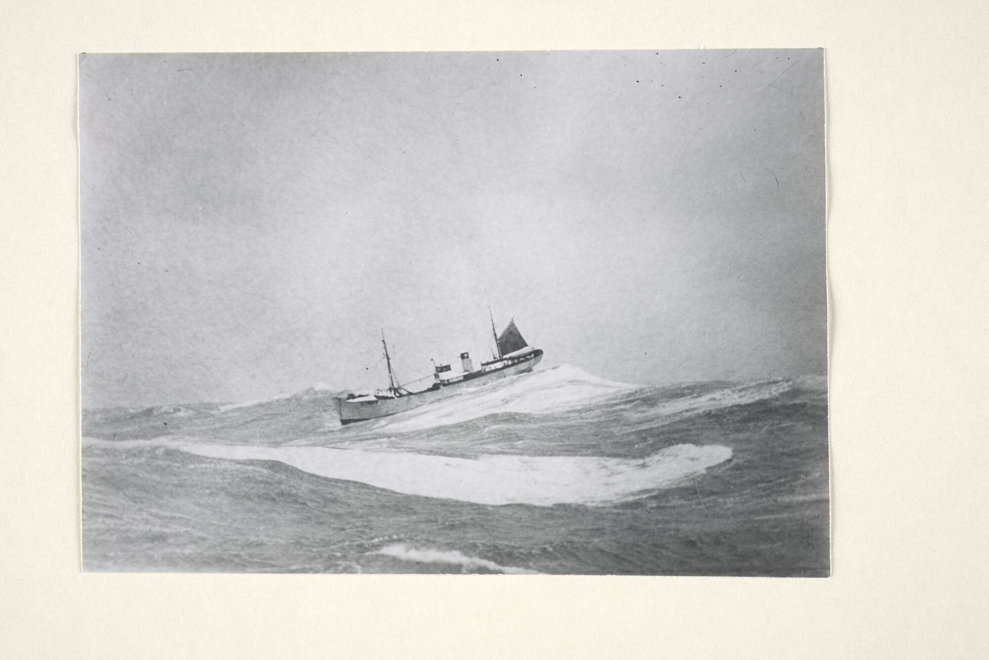 1997.1625; fotos van de stoomtrawler Antje gezien op zee tijdens een herfststorm [...]; fotoreportage