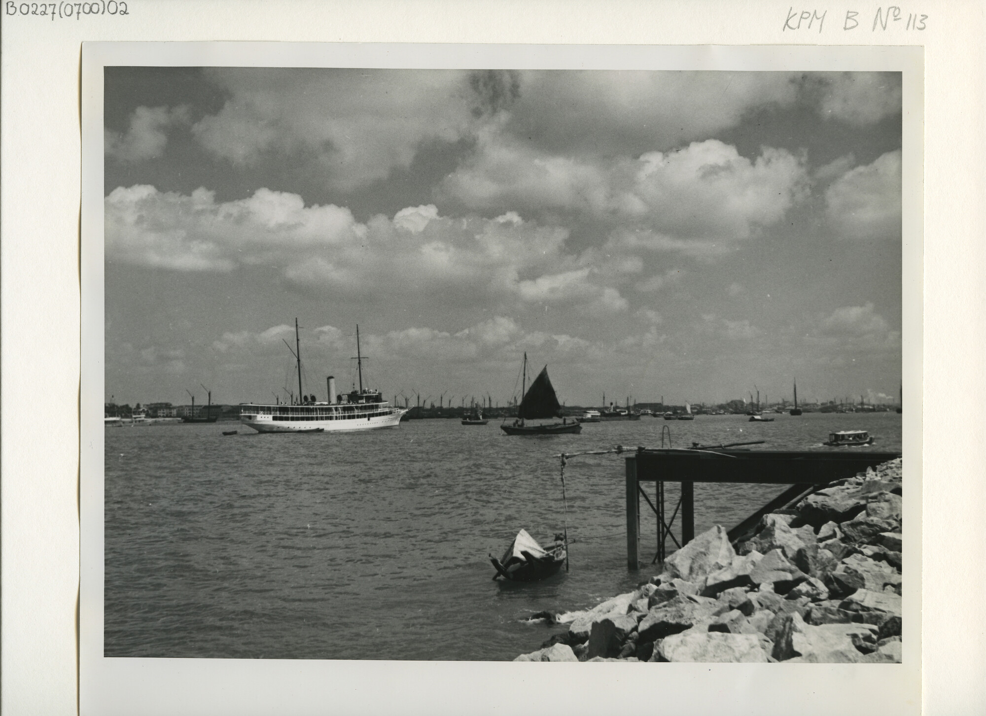 B.0227(0700)02; De haven van Singapore: gezicht op de haven en schepen aan de kade; foto
