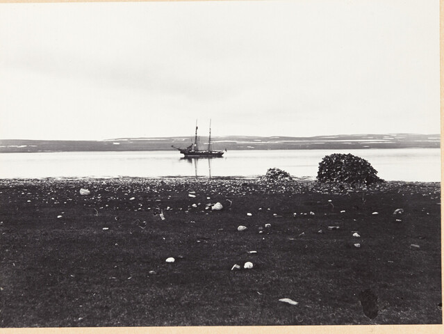 A.0123(05)06; Kooldruk van glasnegatief van de Vierde Noordpoolreis van de Willem Barents in 1881; fotoreportage