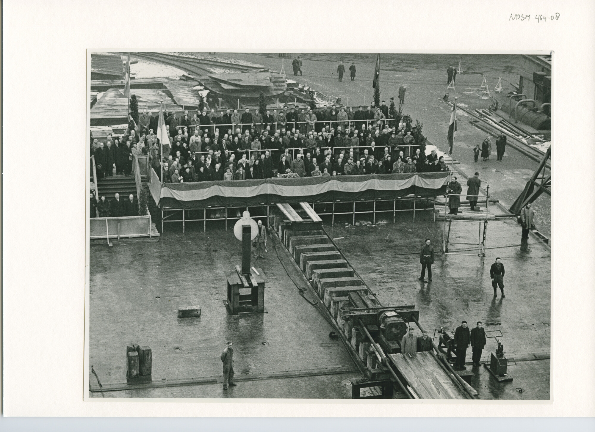 S.5444(2561)2; Foto van de tewaterlating van het vrachtschip ms. Ouwerkerk; foto