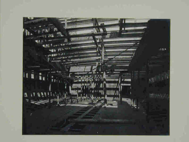 S.4348(01); Herinneringsalbum met bouw- en interieurfoto's aangeboden aan mej. E.D.W. Jonckheer ter gelegenheid van de tewaterlating van het passagiersschip ss. Vondel; fotoalbum