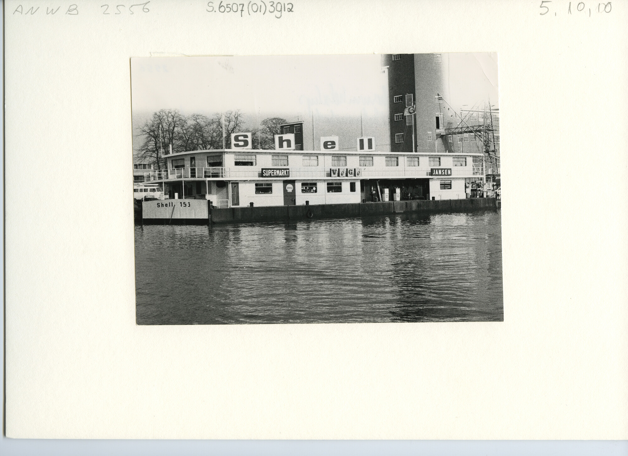 S.6507(01)3912; Een Shell bunkerstation met VéGé supermarkt afgemeerd aan de Wilhelminskade te Maastricht; foto