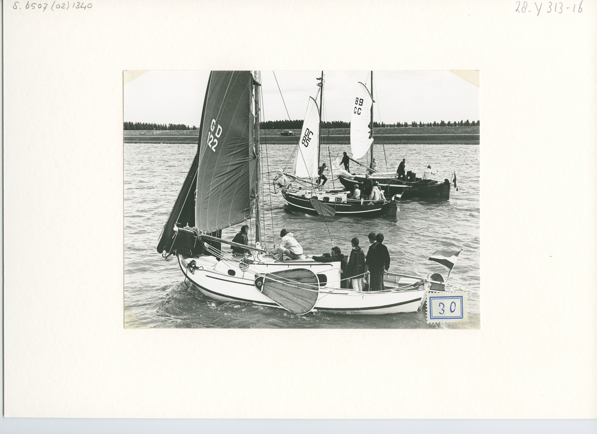 S.6507(02)1340; Zwart-wit foto van de reunie van ronde en platbodemjachten te Lemmer: admiraalzeilen; foto