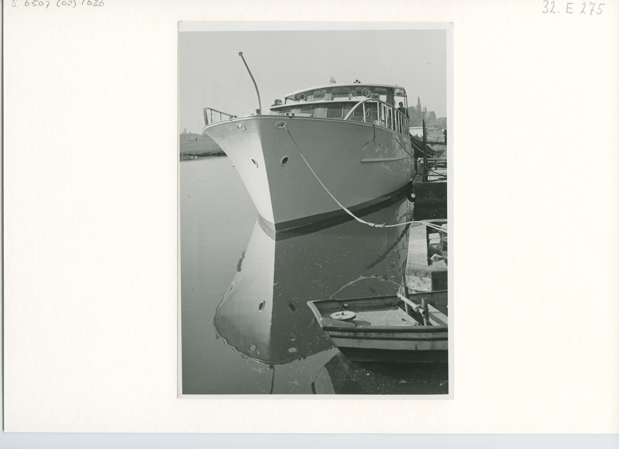 S.6507(02)1636.01; Zwart-wit foto van een drietal grote stalen motorjachten in verschillende stadia van afbouw; foto