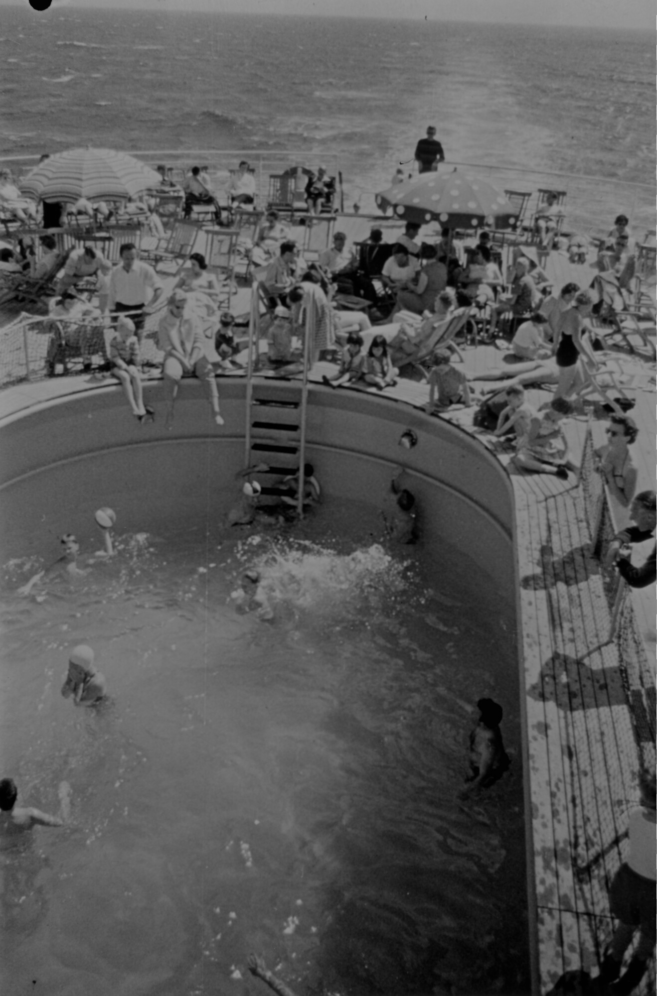 2015.1586; Negatief van passagiers rond het zwembad op het zonnedek van ms. Oranje; negatief