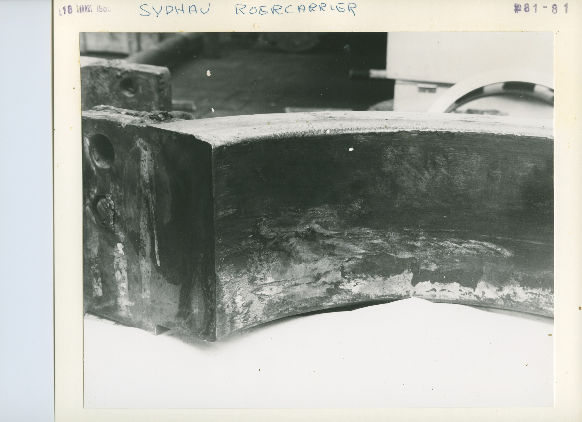 S.5444(4054)09; Foto van afgedraaide roerkoning en roerdrager van de Sydhav; foto