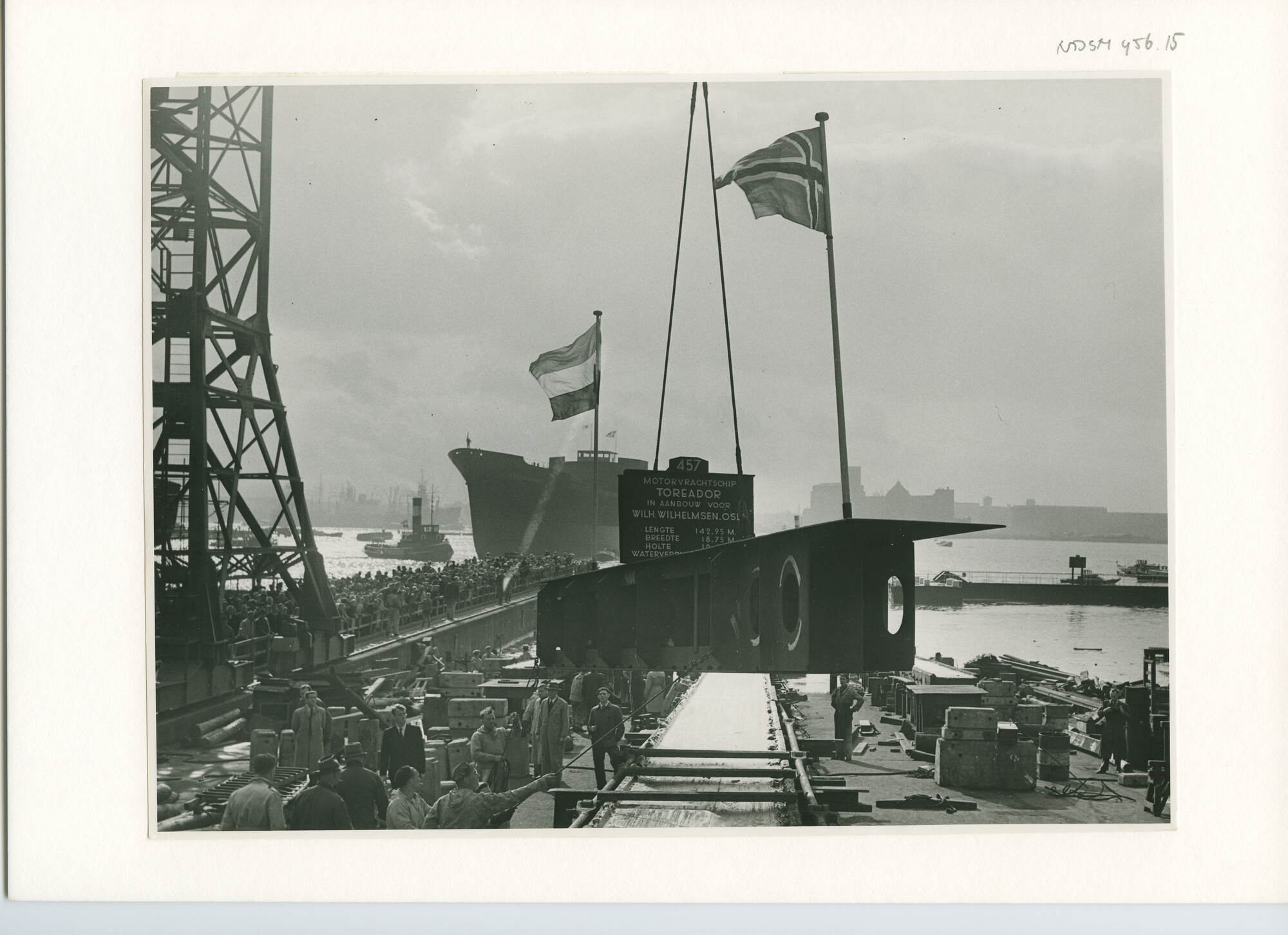 S.5444(2435)2; Foto van de kiellegging van het vrachtschip ms. Toreador; foto