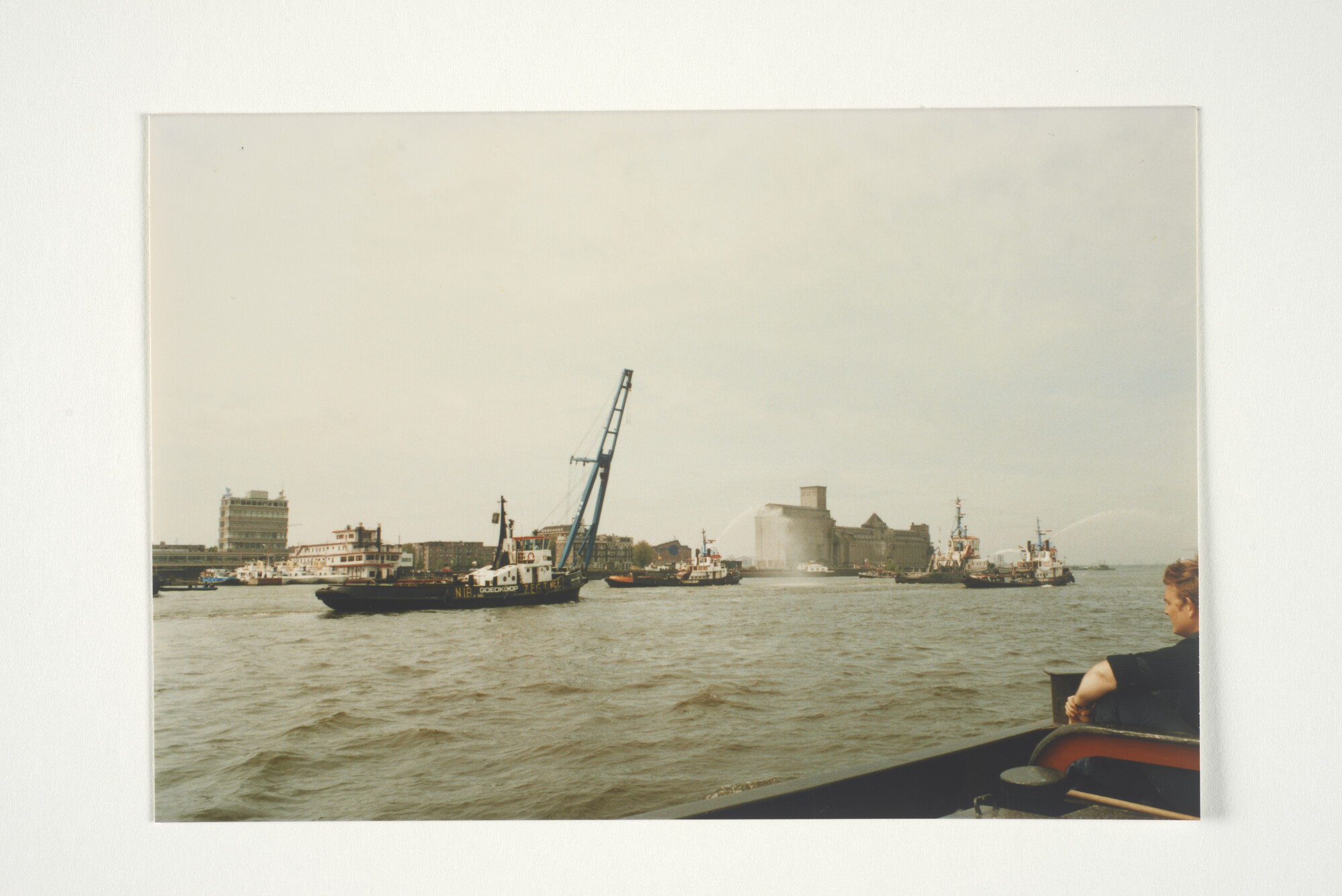 2001.1685; Met de NIB in de WW. Bezetting en demonstratie door het personeel van [...]; fotoreportage