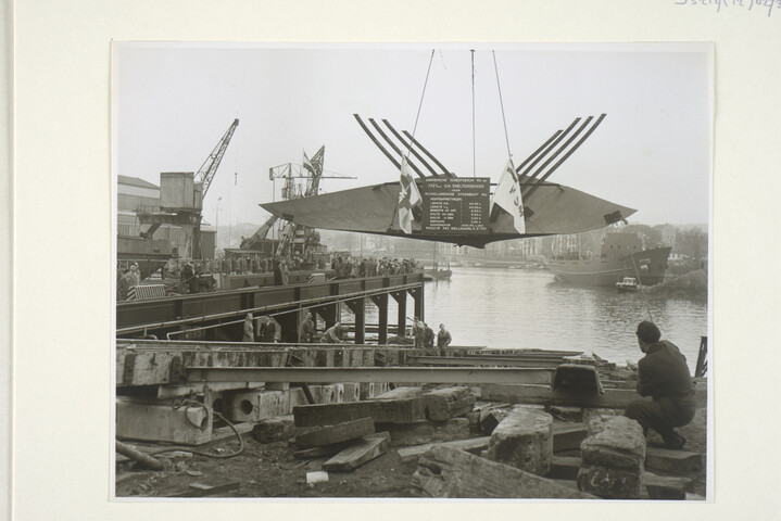 S.5219(12)0273; De kiellegging van het vrachtschip ms. 'Vliestroom', te bouwen op de langshelling van de ASM; foto