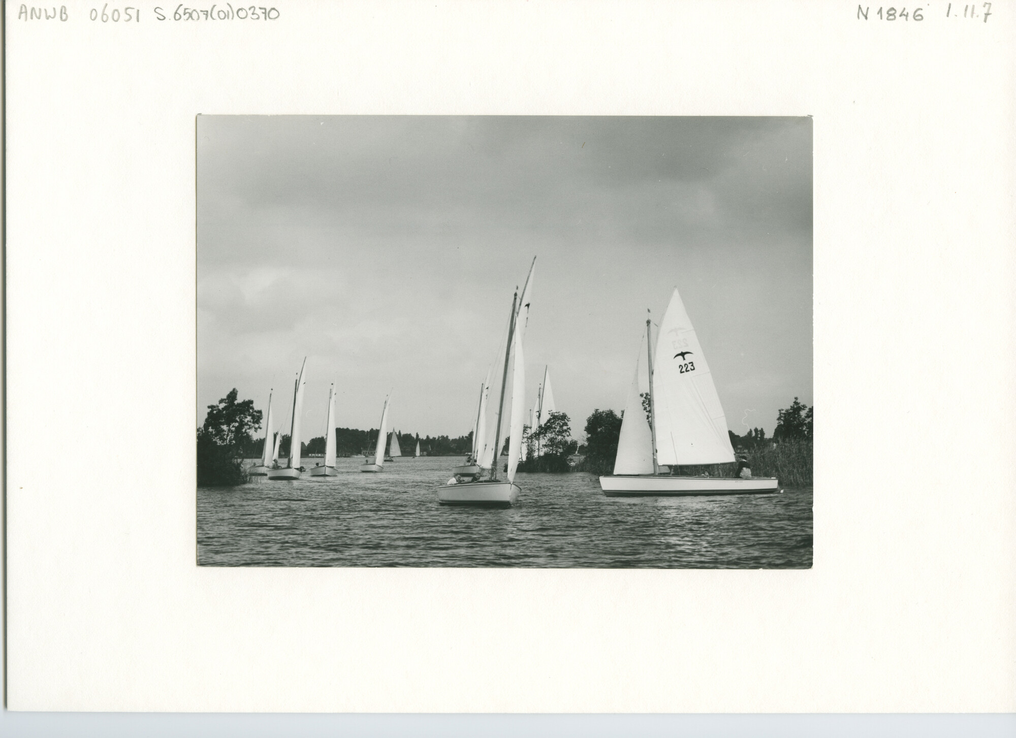 S.6507(01)0370; Foto van de Hollandweek I 1960: de Valkenklasse kruisend tussen de eilandjes in de Loosdrechtse Plassen; foto