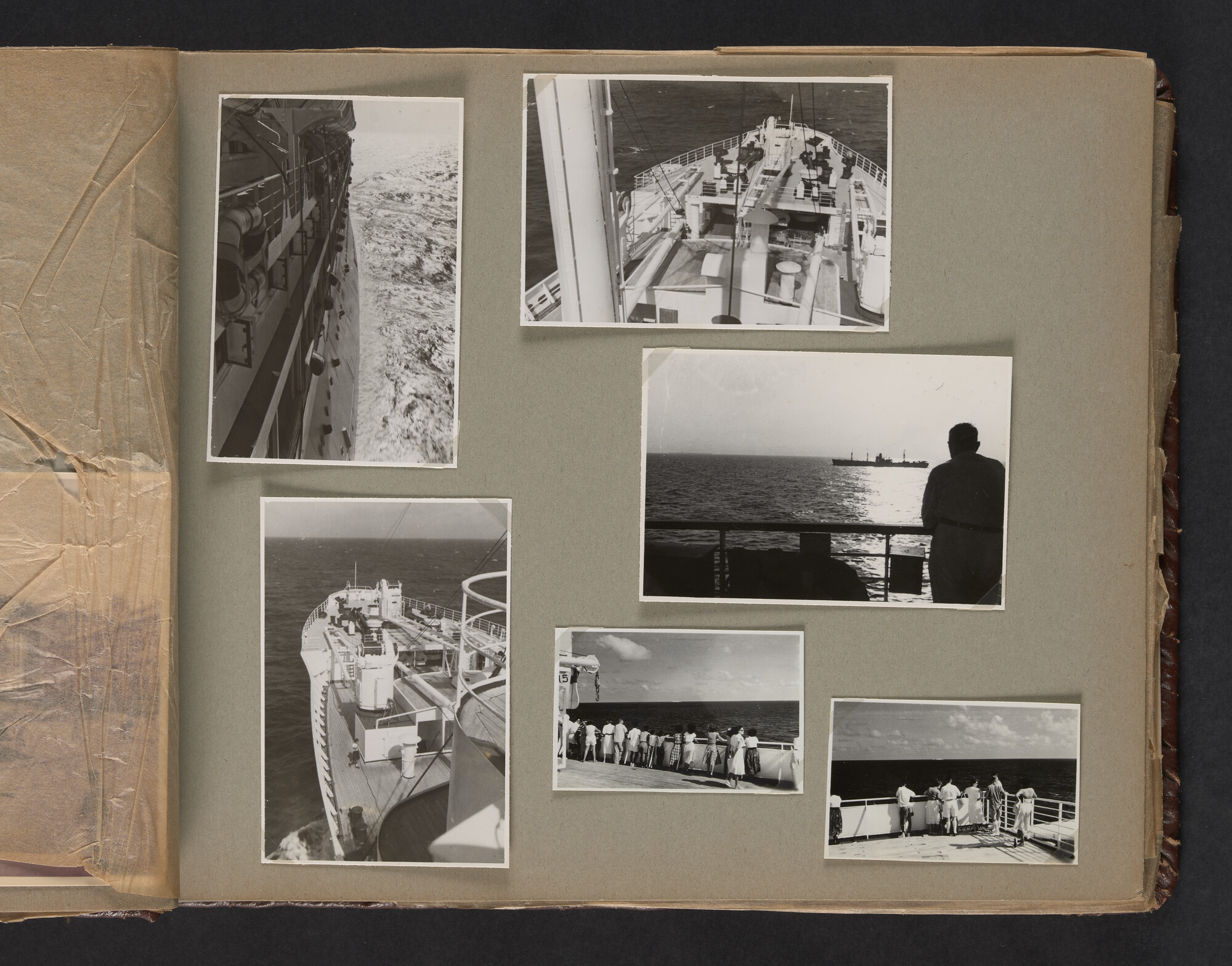 2019.0671; Fotoalbum van het echtpaar Jan van der Meer Mohr en Johanna van der Meer Mohr-van Ruler van hun reis op ms. Oranje van Tandjong Priok naar Amsterdam tussen 18 december 1953 en 7 januari 1954; fotoalbum