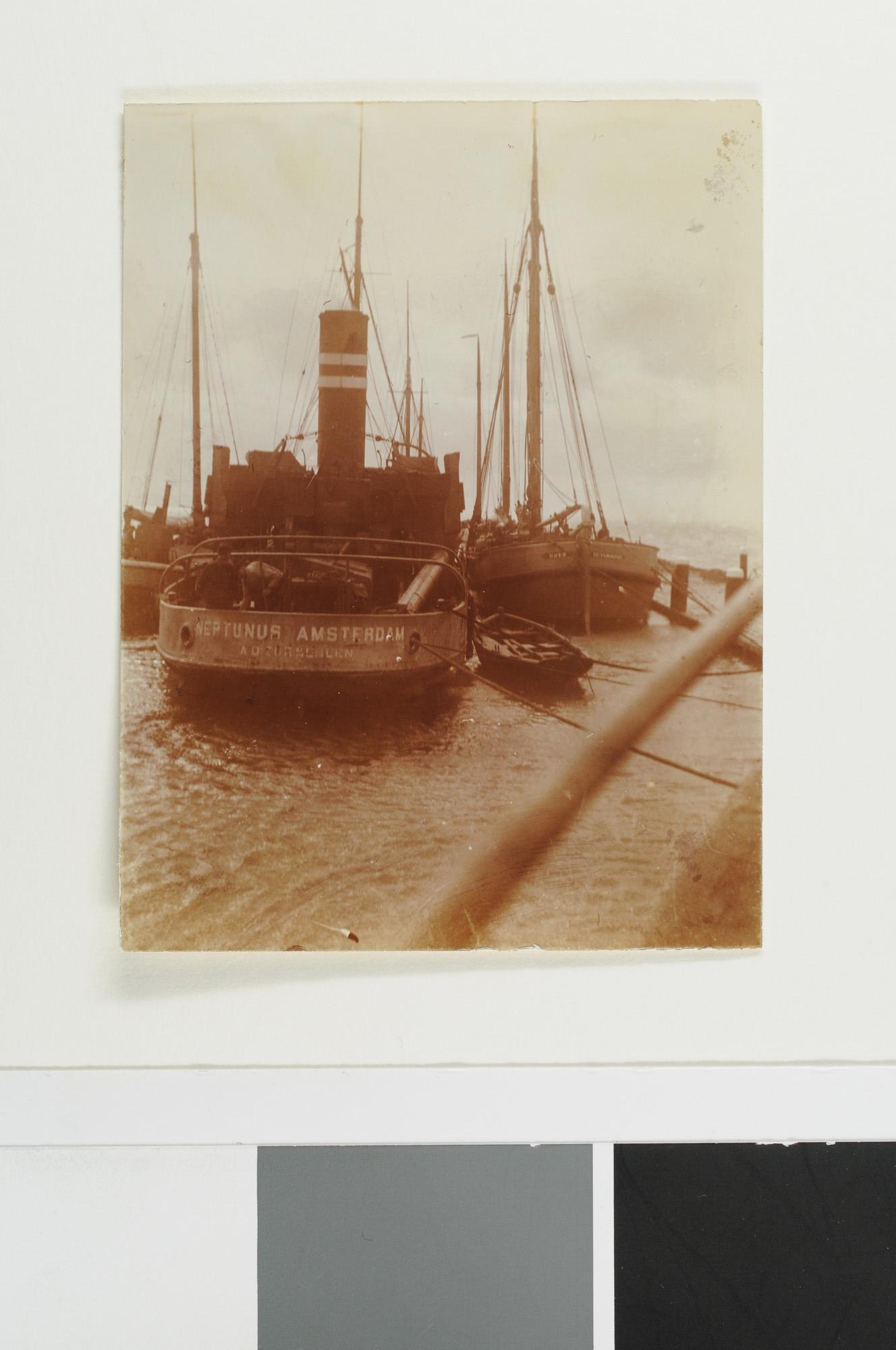 S.5591(08); De stoomsleepboot Neptunus van Gebroeders Zuhrmühlen met twee tjalken [...]; foto