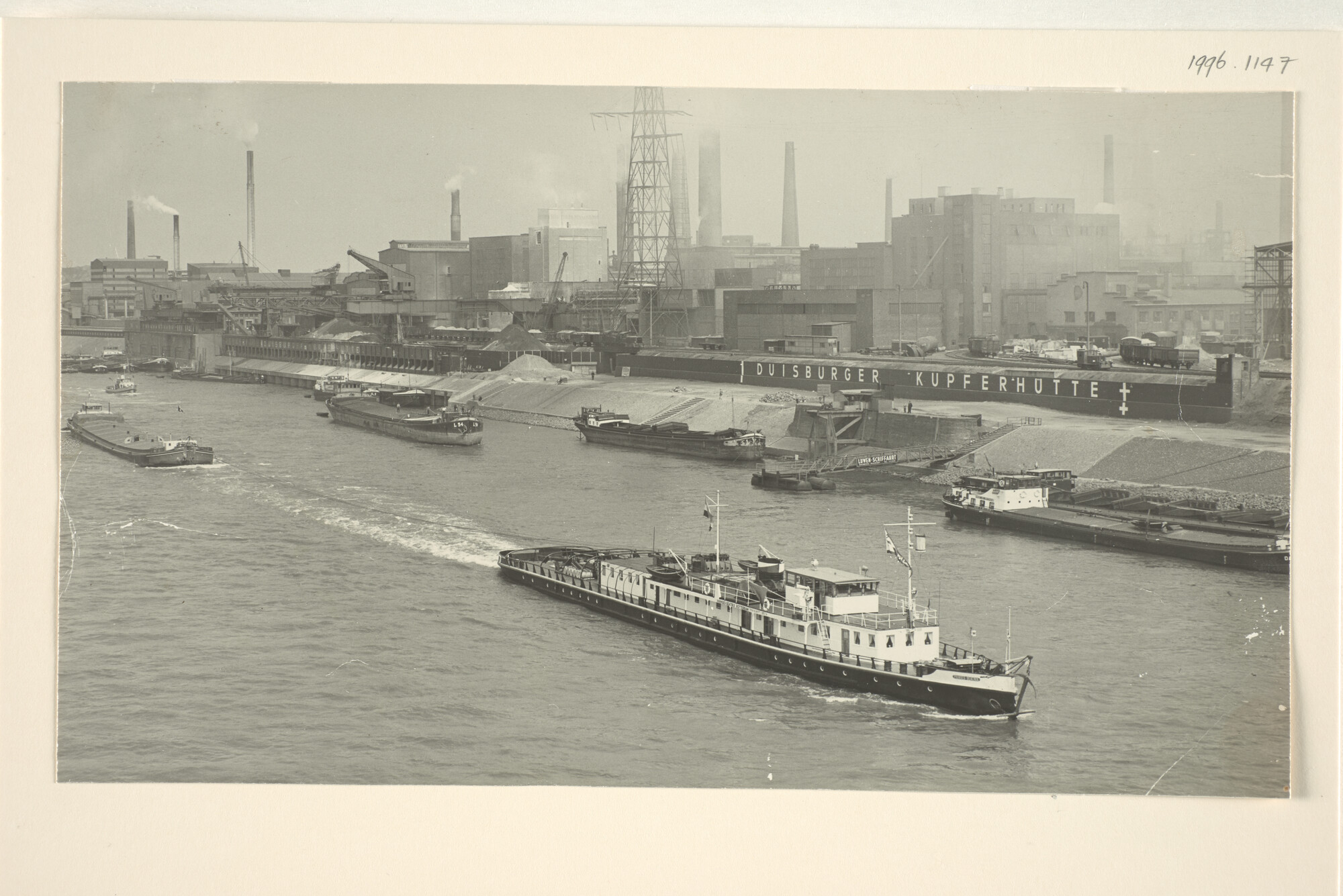 1996.1147; De riviersleepboot ms. 'Prinses Beatrix' van de Handels- en Transport Maatschappij Vulcaan te Rotterdam met sleep in de bergvaart bij Duisburg Kupferhütte [...]; foto