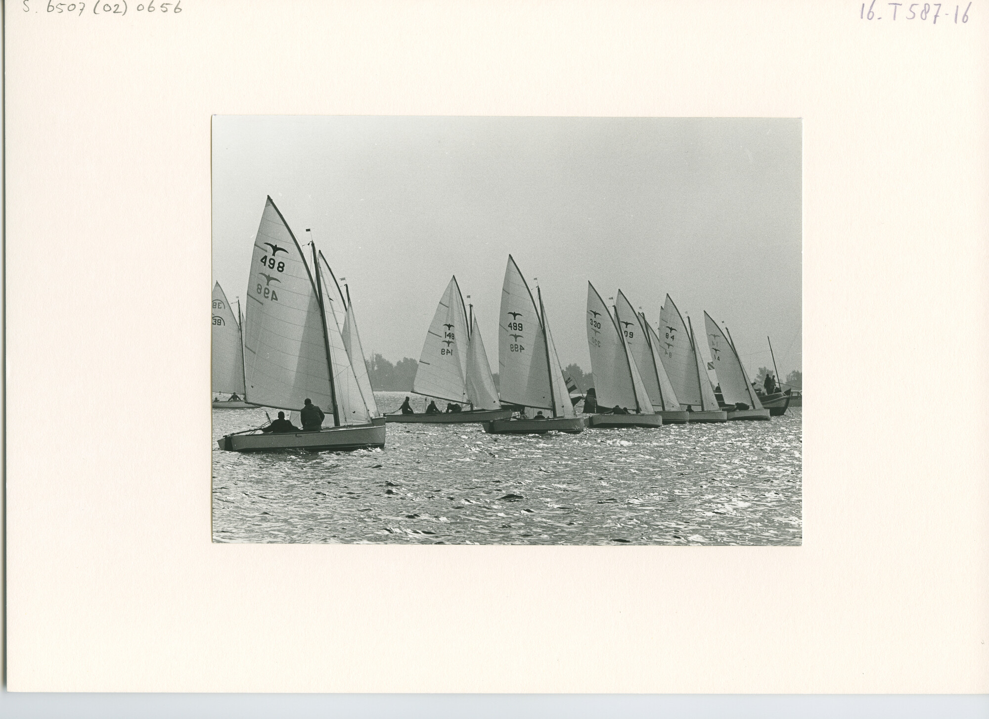 S.6507(02)0656.01; Zwart-wit foto van het Nederlands Kampioenschap Valk 1966 op de Westeinderplassen; foto