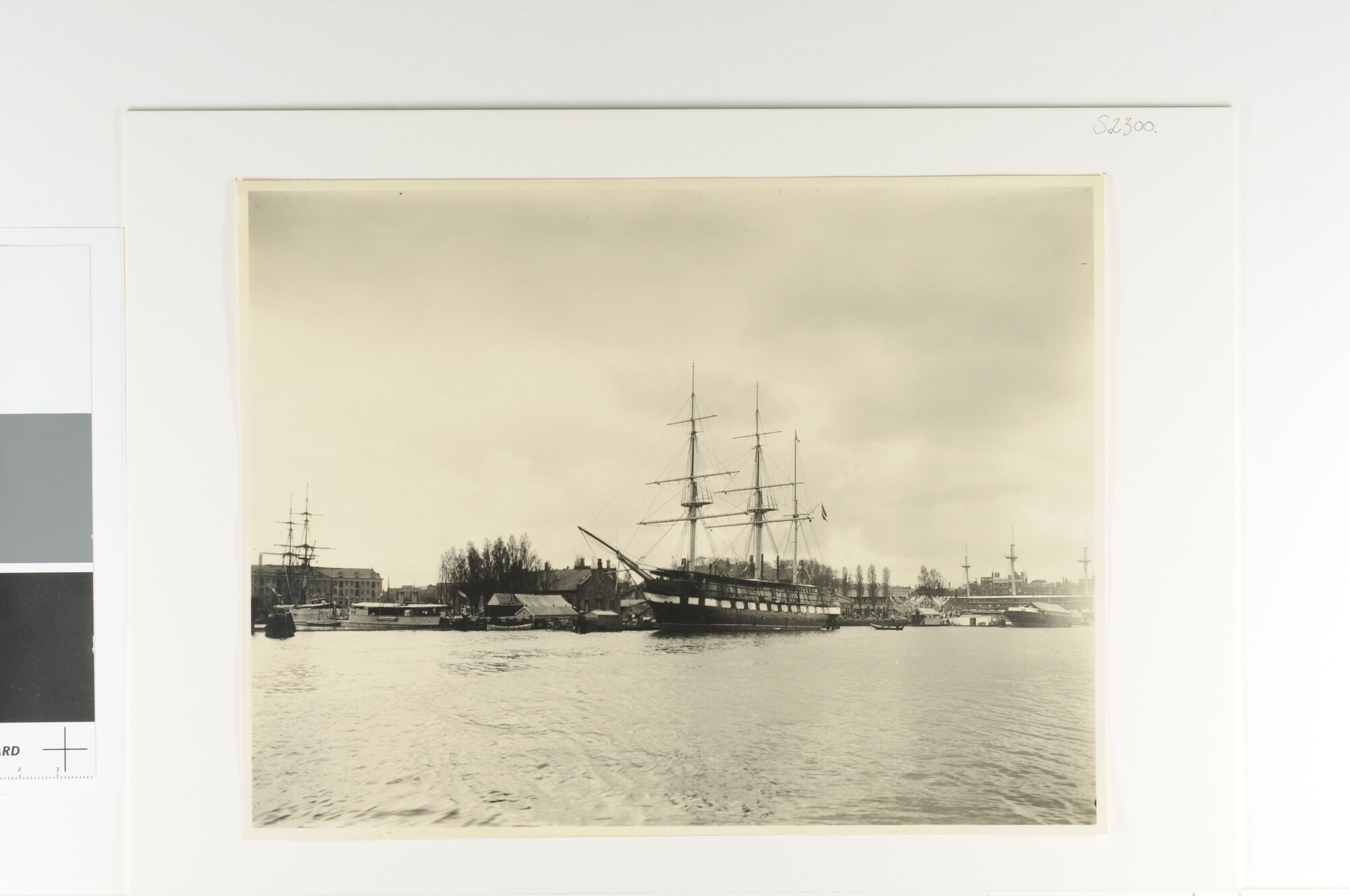 S.2300; Het wachtschip Hr.Ms. Prins Maurits der Nederlanden (ex- Atalante) afgemeerd aan de Marinewerf in het Oosterdok te Amsterdam; foto