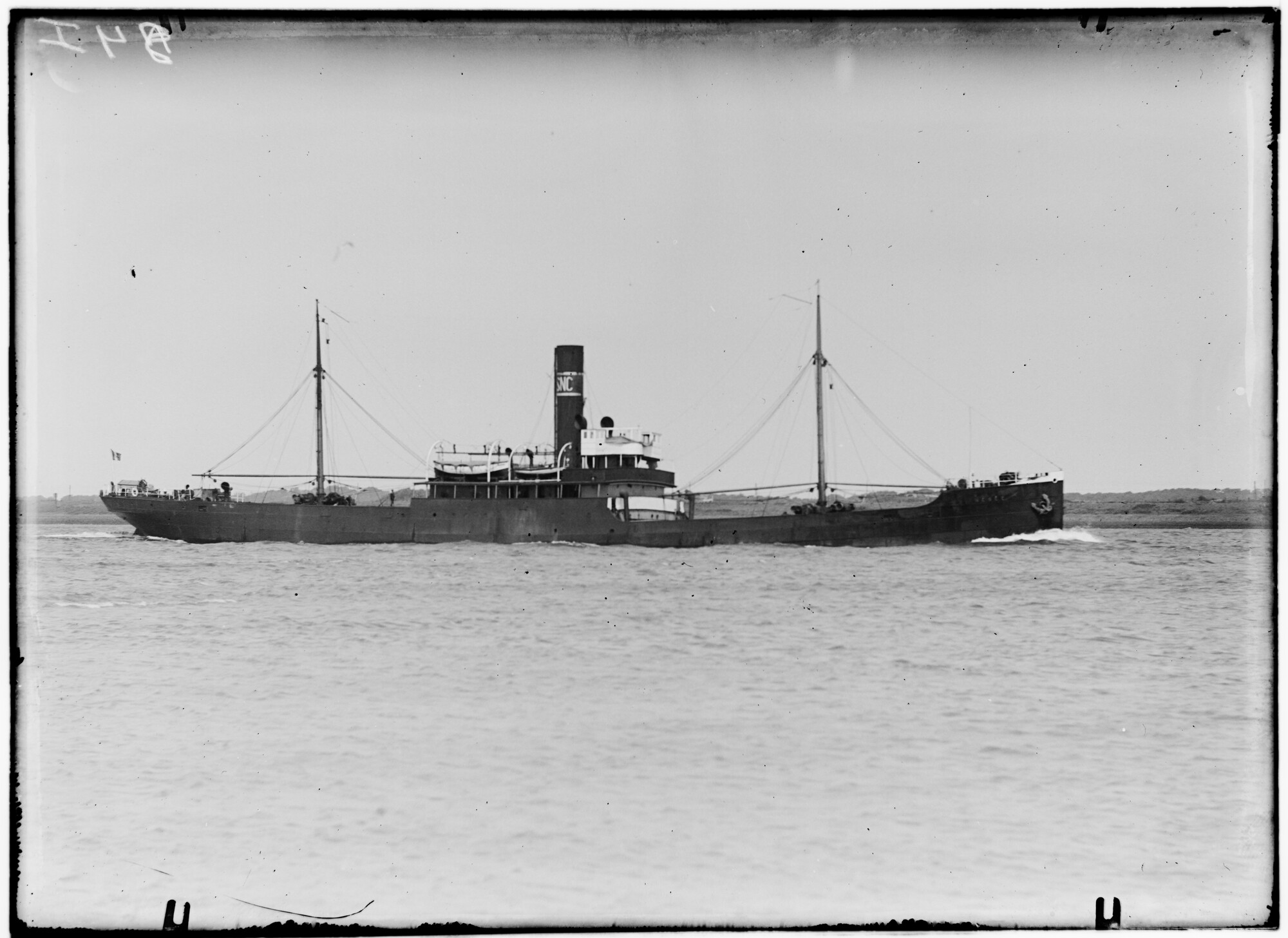 2018.1451; Glasnegatief van het vrachtschip Niobe (Frans, 1920); glasnegatief