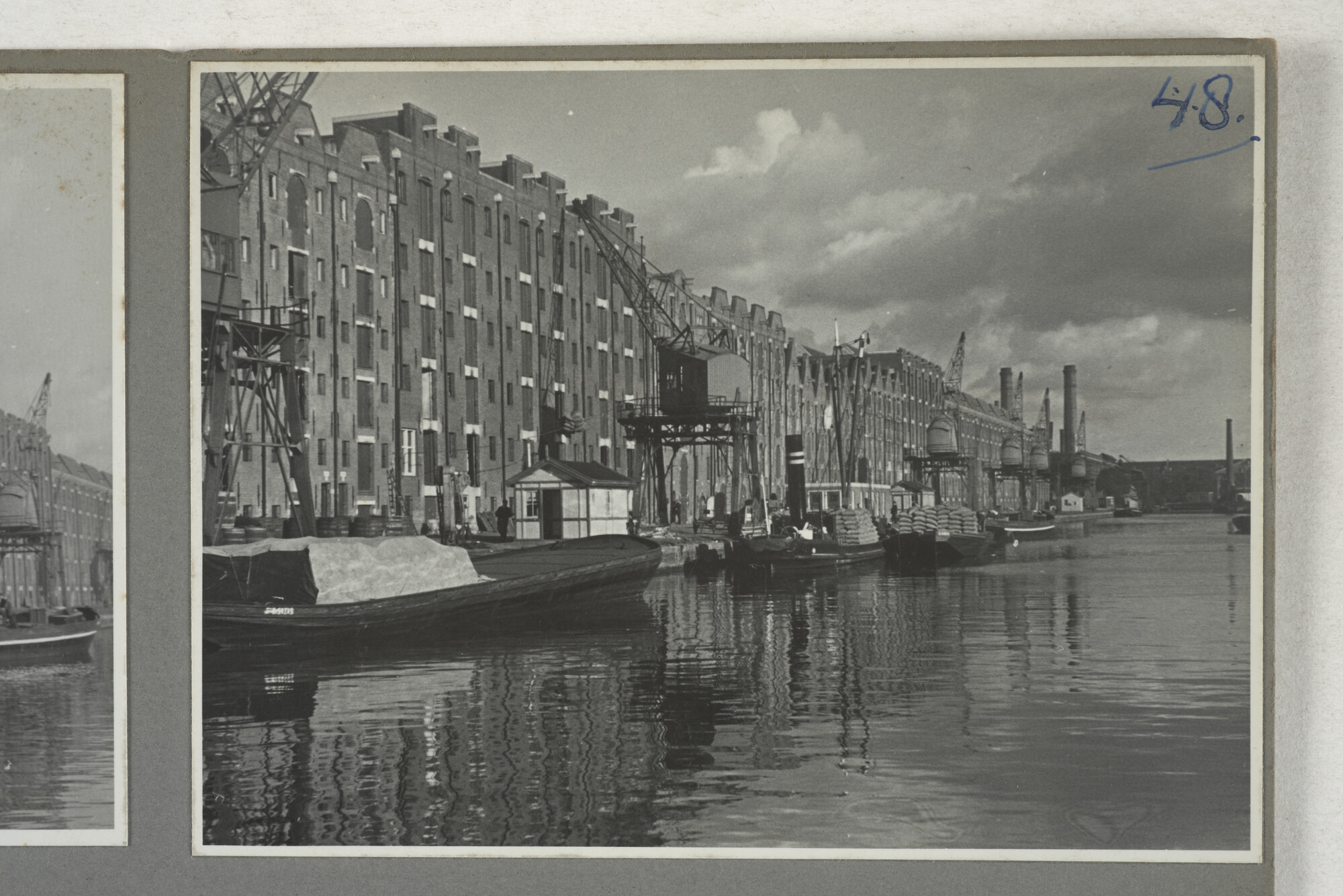1998.2177; Omslag/ album met een grote hoeveelheid proeffoto's gemaakt door mw. A.M. Wolff-Koller in opdracht van de Gemeente Handelsinrichtingen in Amsterdam; omslag